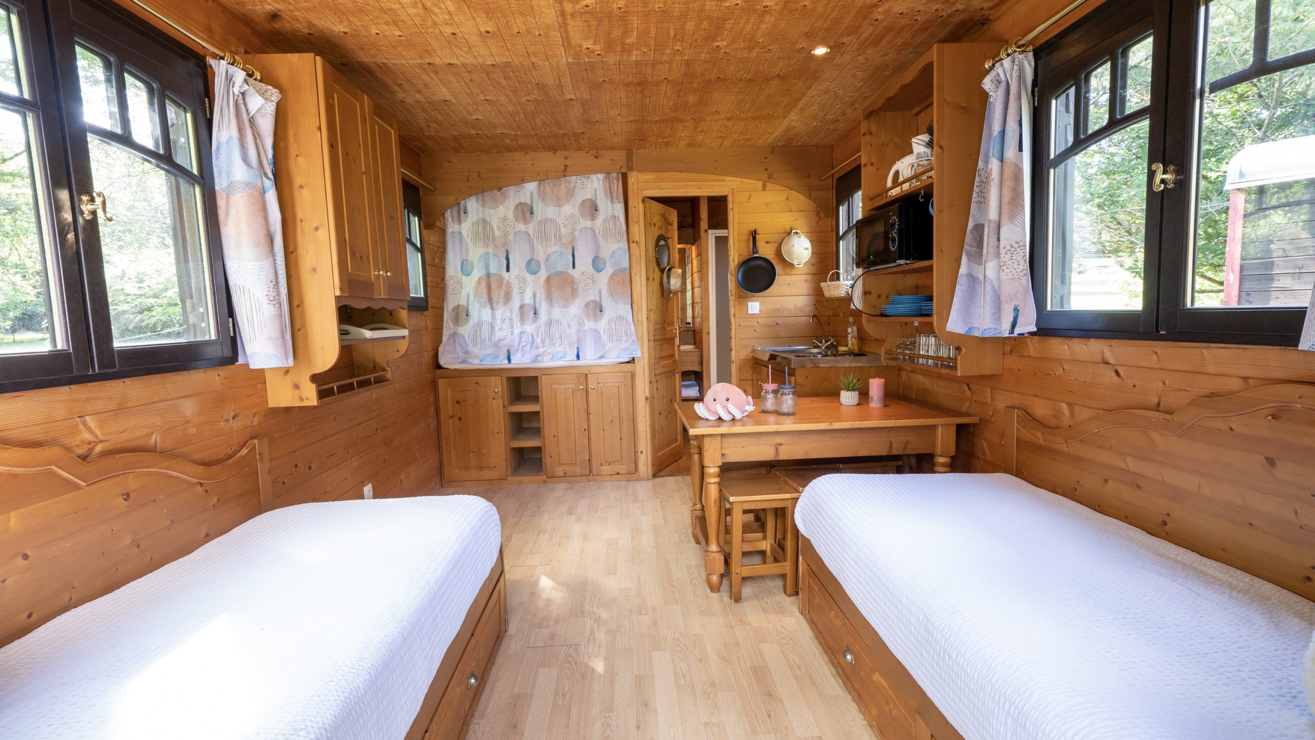 Chamberet_J1-136 Hébergement insolite en Auvergne : chalet en bois lumineux avec deux lits simples.