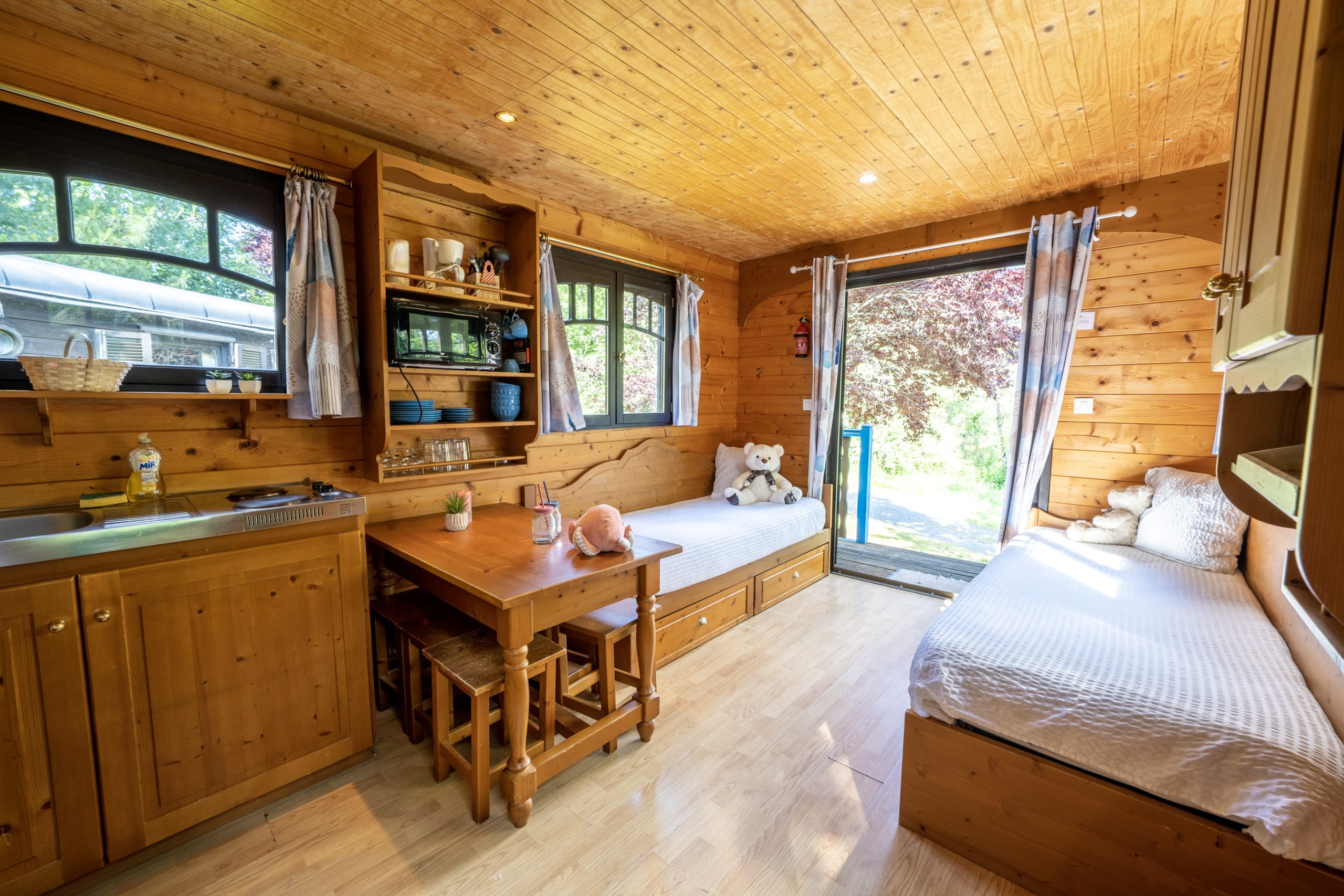 Chamberet_J1-137 Chalet en bois chaleureux en Auvergne, avec lits jumeaux et cuisine équipée.