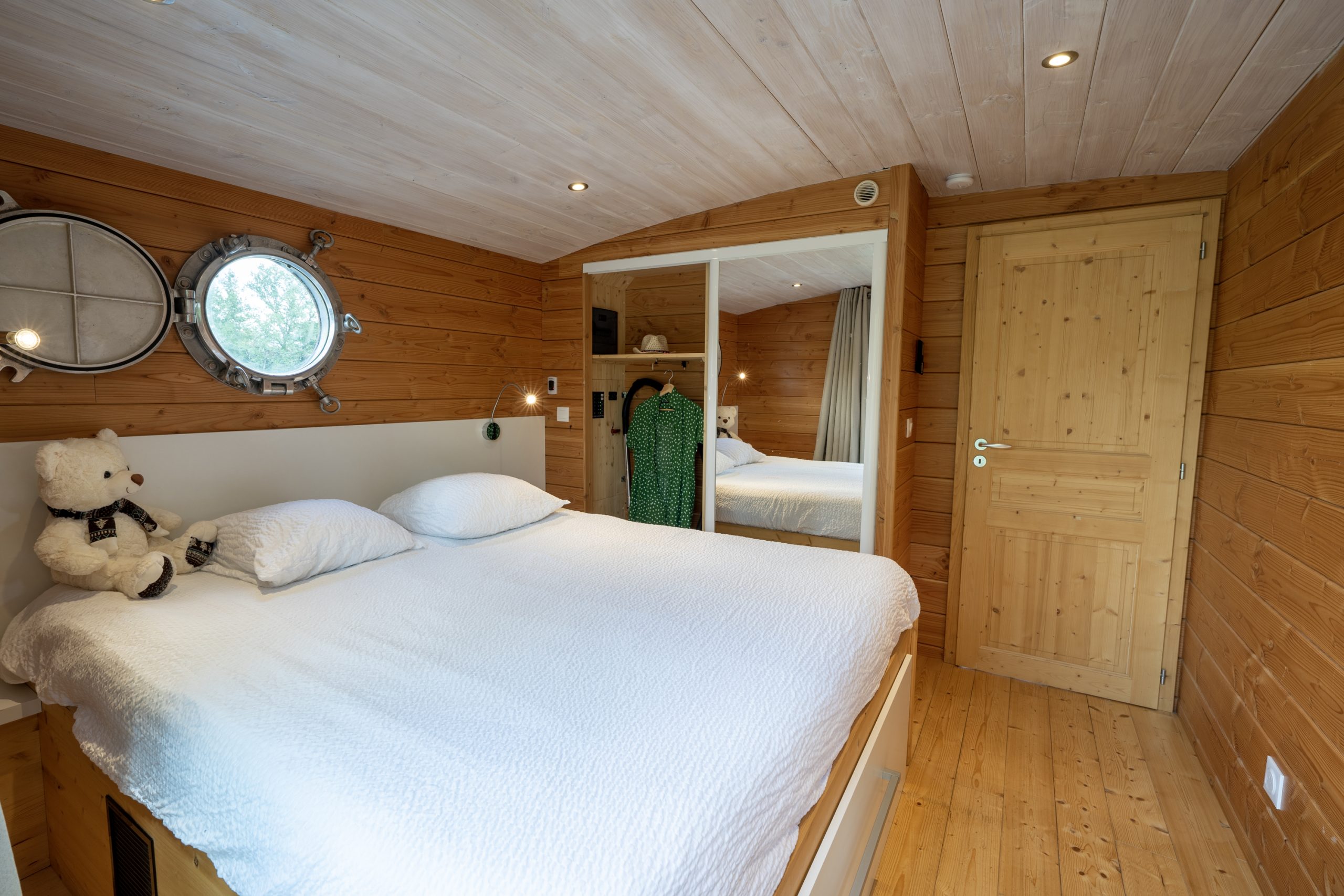 Chassenard_J1-36 Chalet en bois cosy à Limousin, avec lit confortable et décor chaleureux.