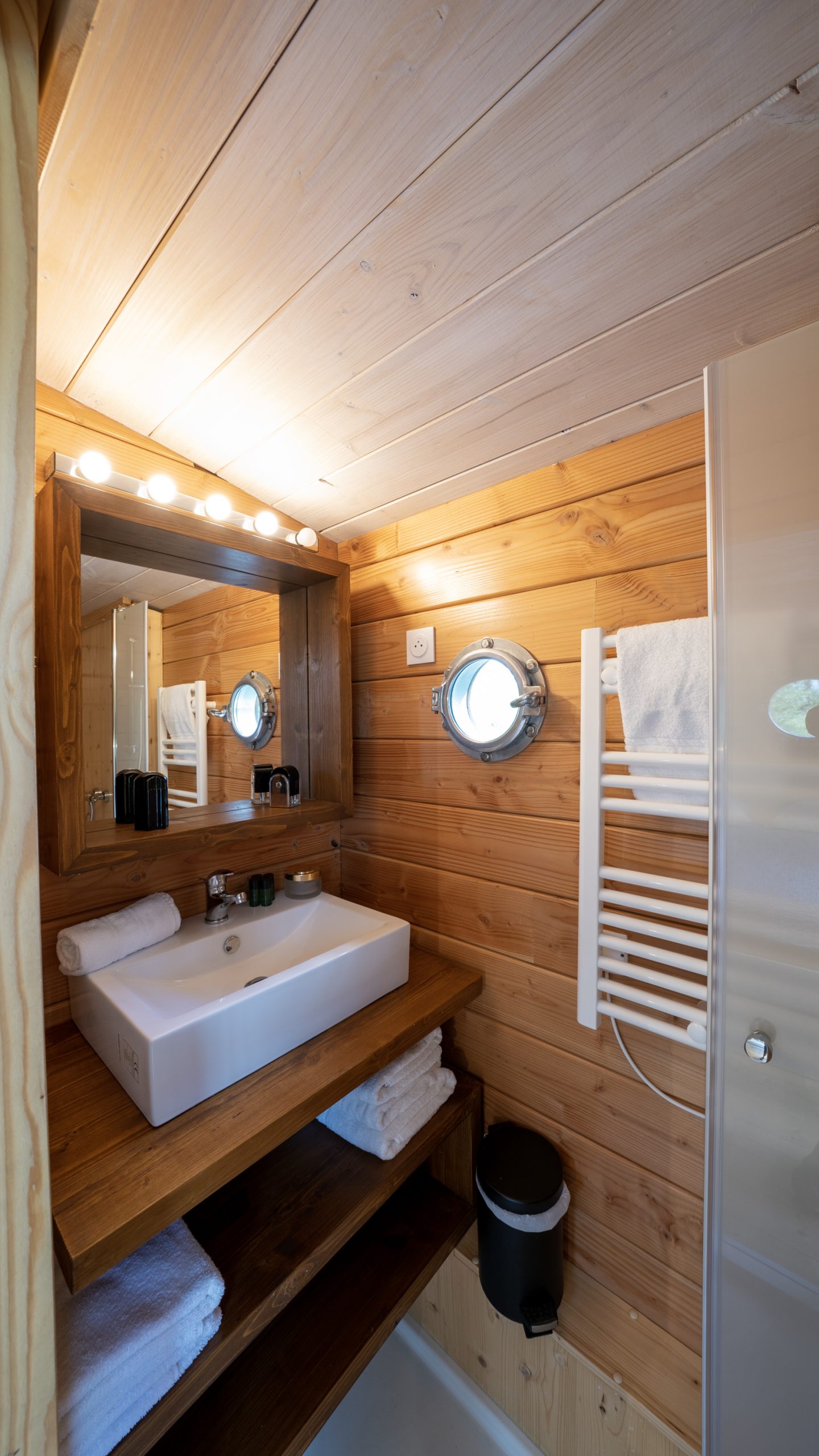 Chassenard_J1-38 Salle de bain en bois dun hébergement insolite à Limousin, avec miroir lumineux.