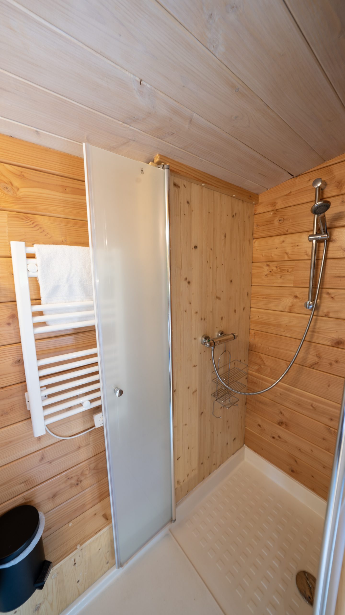 Chassenard_J1-39 Douche moderne en bois dans un hébergement insolite au Limousin. Ambiance chaleureuse.