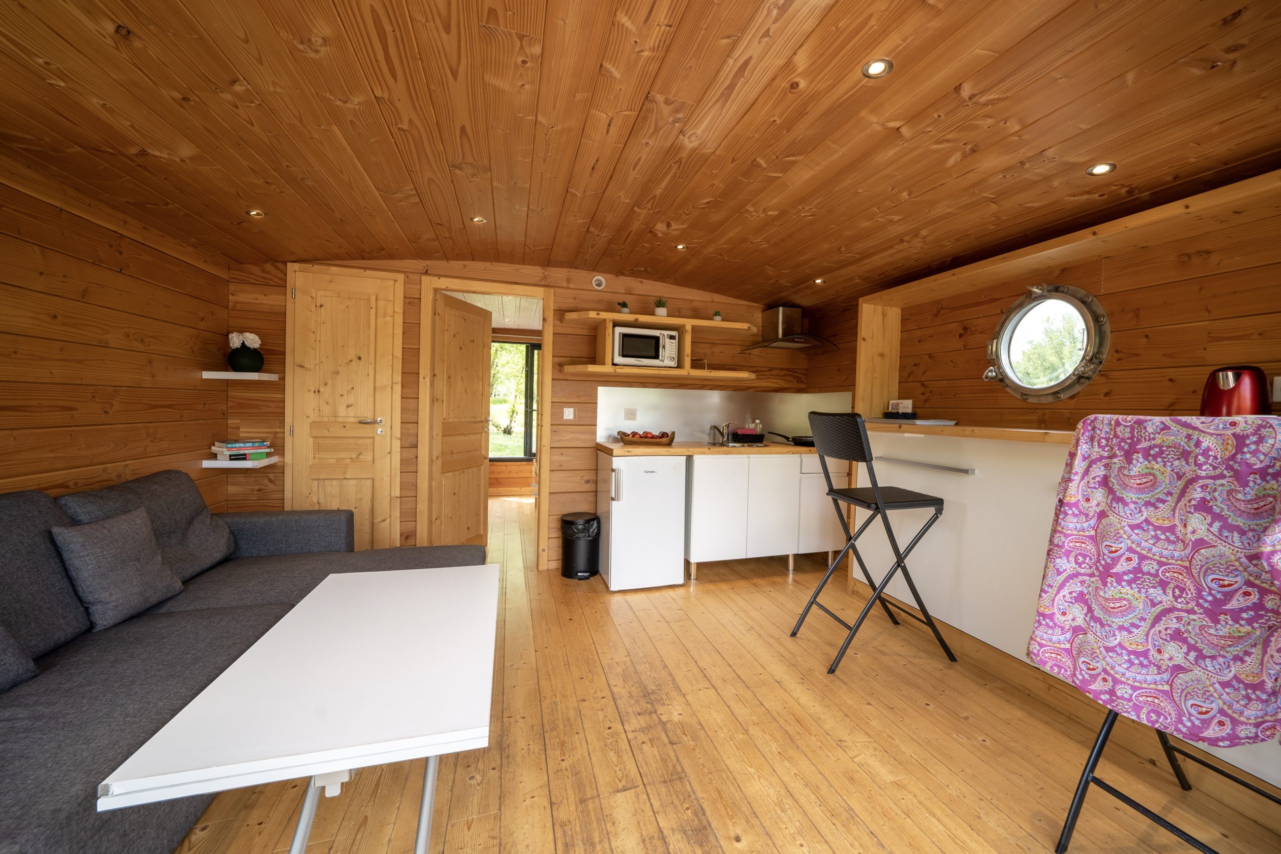 Chassenard_J1-41 Intérieur chaleureux dun hébergement insolite en Limousin, avec bois et cuisine équipée.