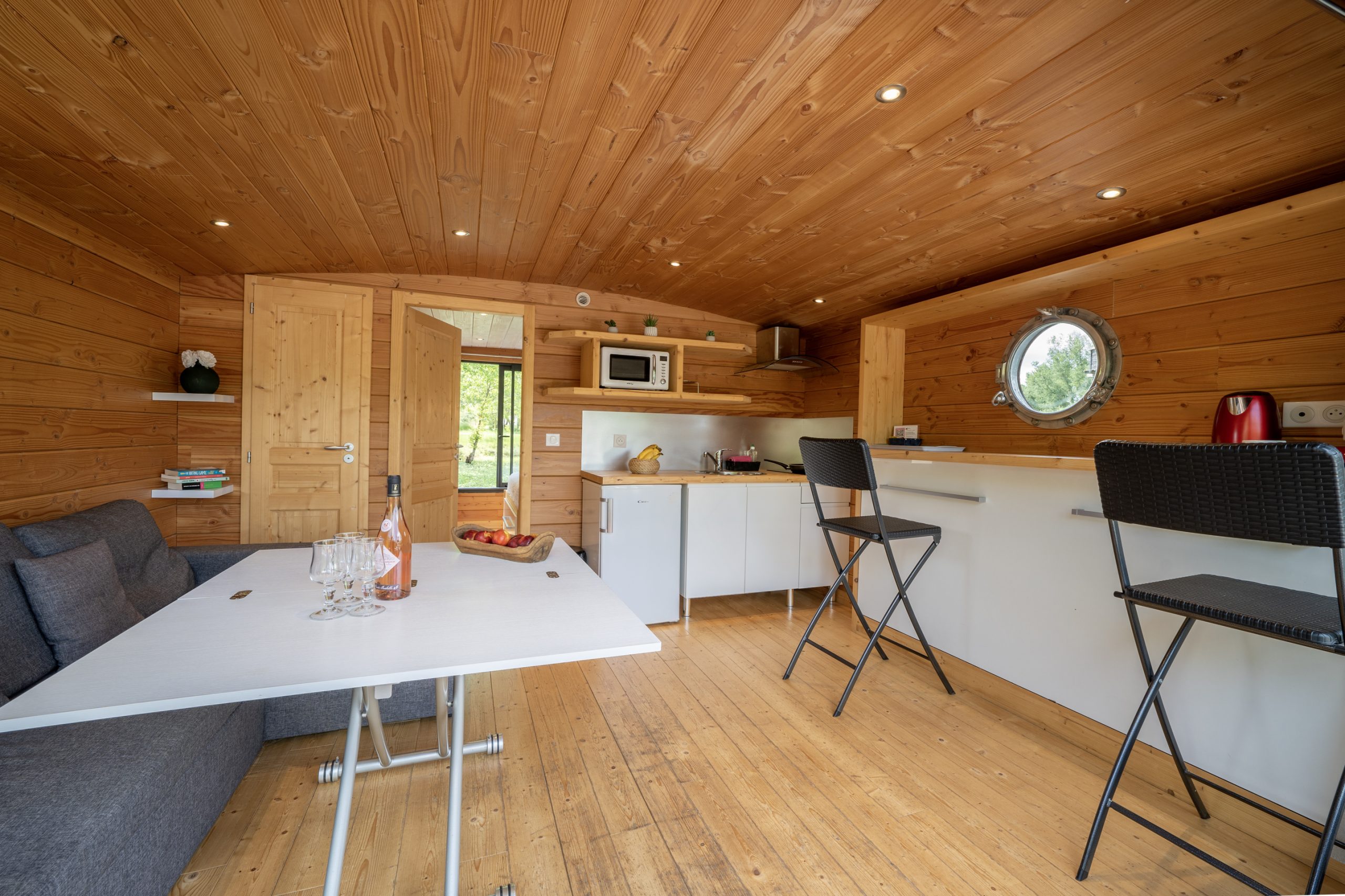 Chassenard_J1-43 Hébergement insolite en Auvergne : intérieur en bois chaleureux avec kitchenette moderne.