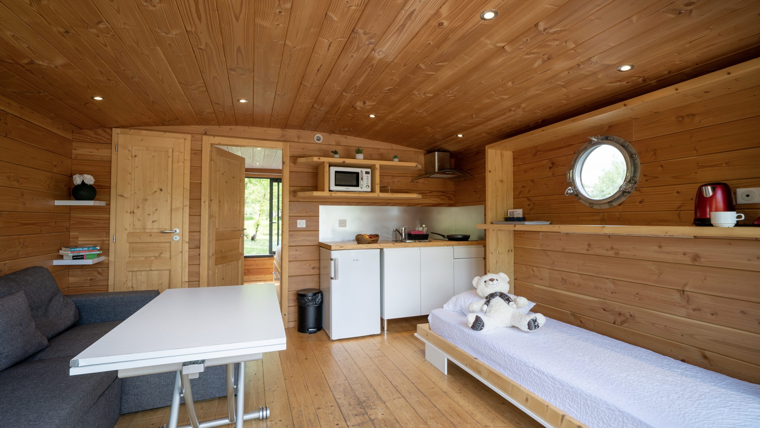 Chassenard_J1-44 Hébergement insolite en Auvergne : charmante tiny house en bois avec vue sur la nature.