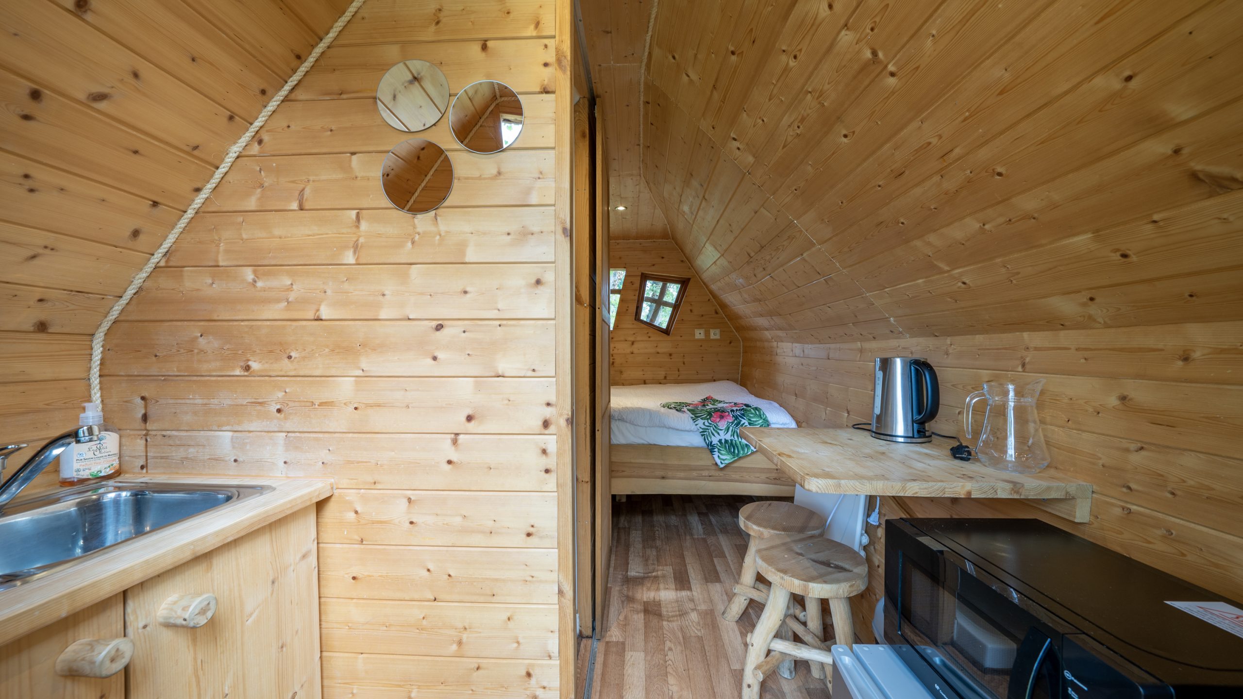 Chassenard_J1-58 Cabane en bois à Champagne-Ardenne, intérieur chaleureux avec kitchenette et lit douillet.