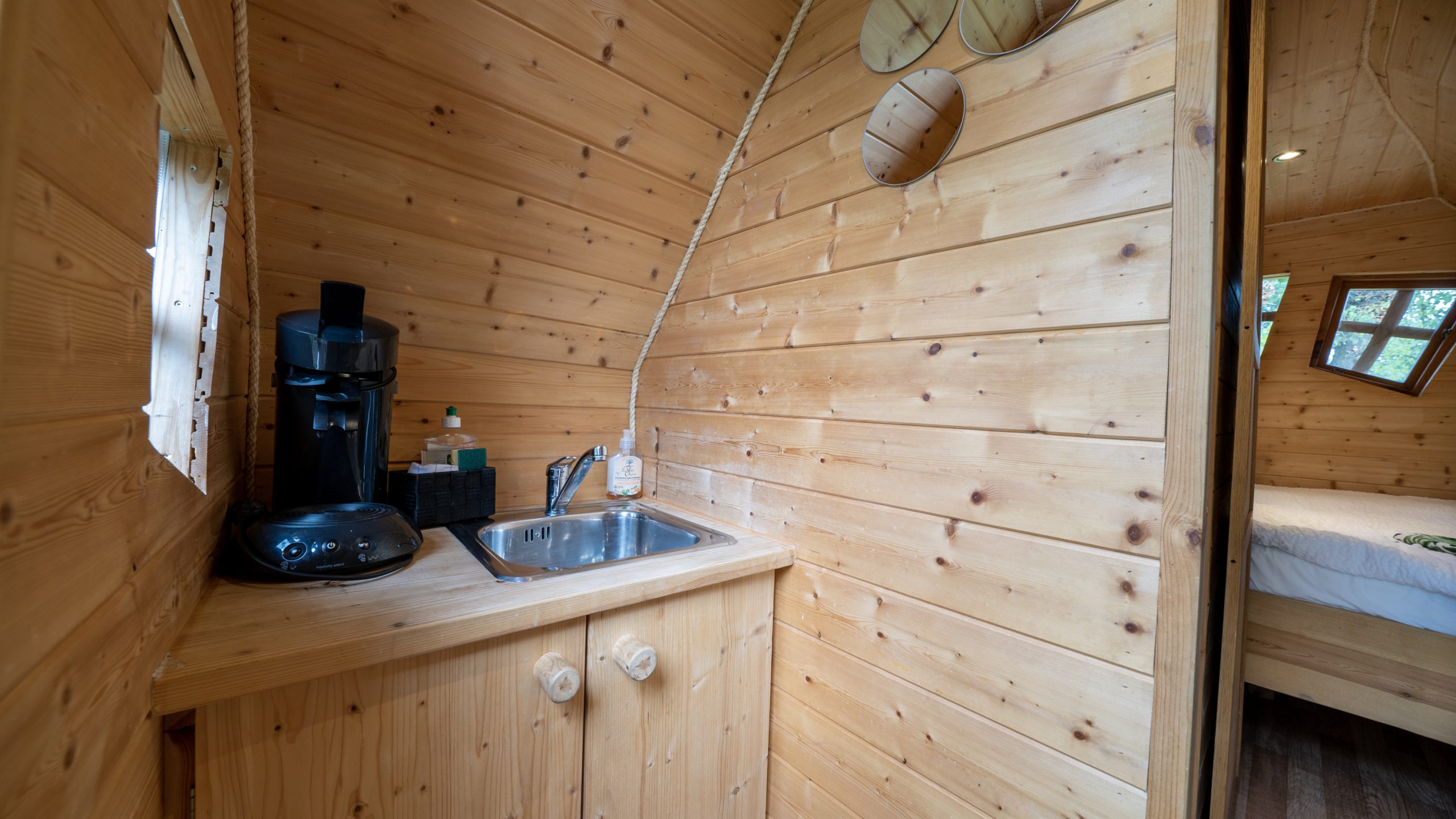 Chassenard_J1-59 Cabane en bois à Champagne-Ardennes, avec kitchenette et ambiance chaleureuse.