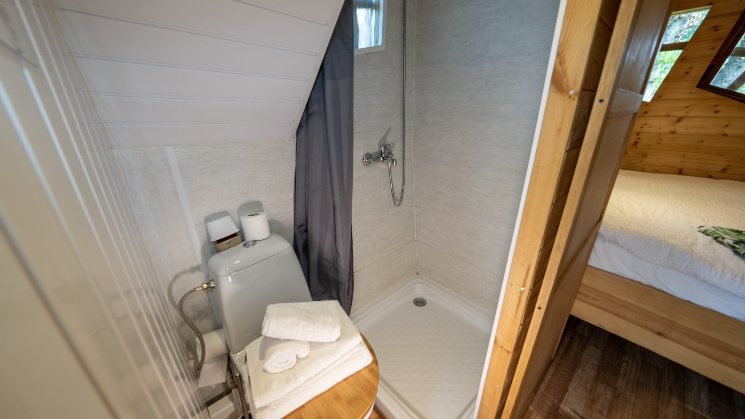 Chassenard_J1-64 Cabane insolite à Champagne-Ardenne avec salle de bain moderne et douche spacieuse.