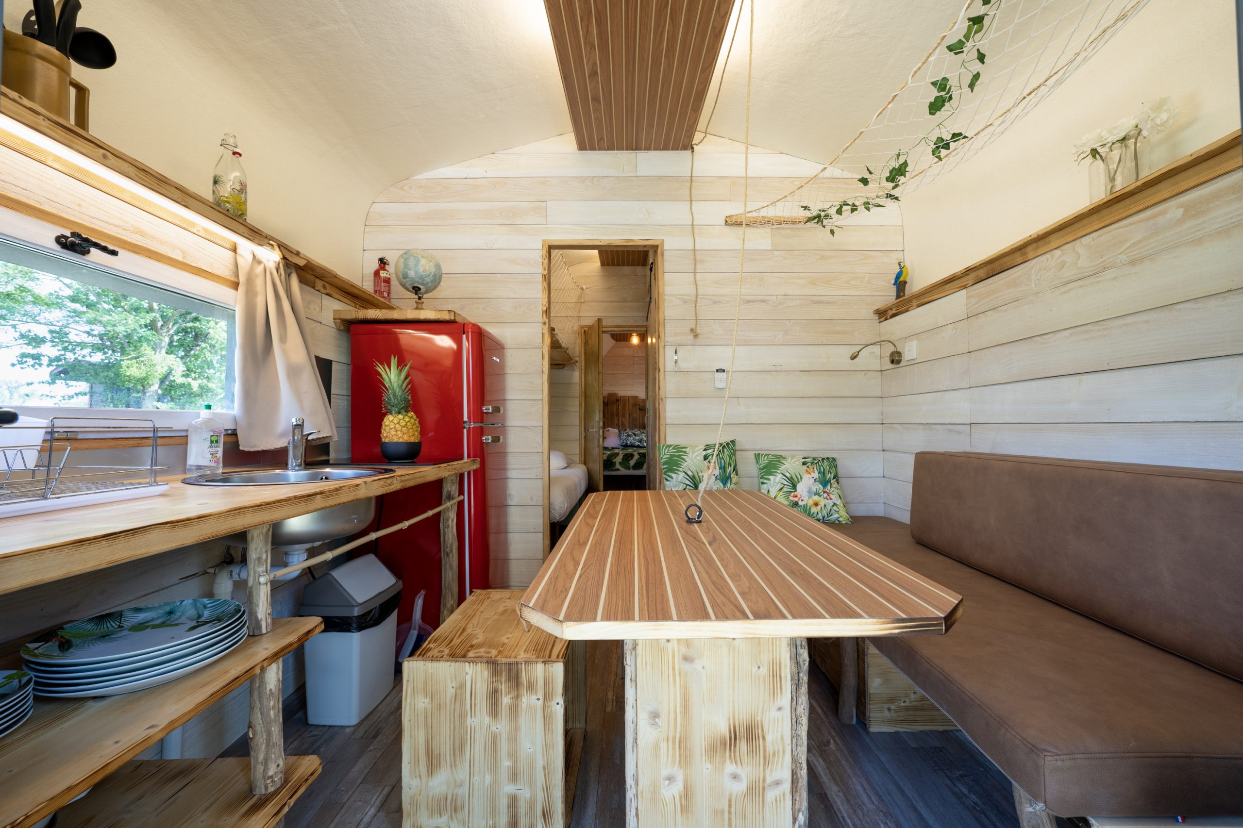 Chassenard_J1-71 Hébergement insolite en Auvergne : charmante tiny house avec cuisine en bois et déco naturelle.