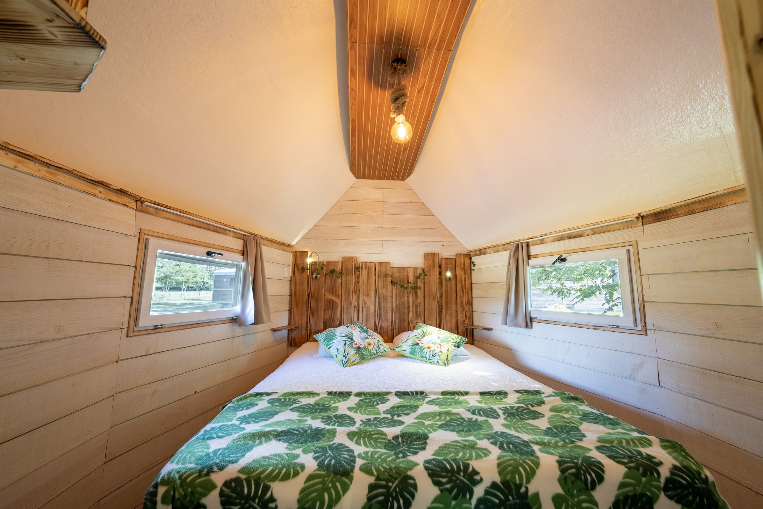 Chassenard_J1-79 Cabane insolite en Auvergne avec lit douillet et décoration végétale.