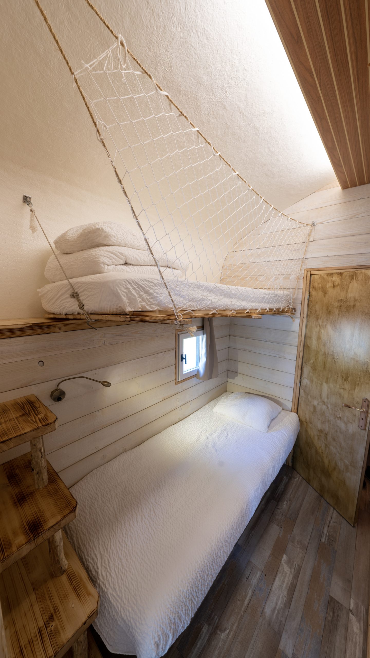 Chassenard_J1-81 Hébergement insolite en Auvergne : chambre cosy avec lit suspendu et décor en bois.