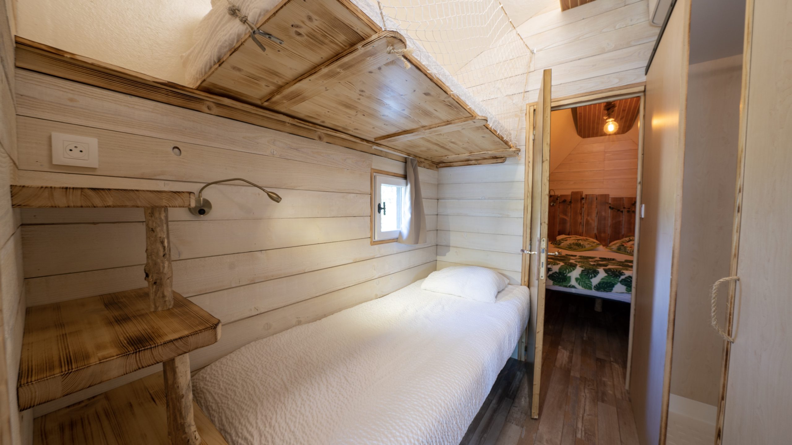 Chassenard_J1-82 Chalet en bois cosy en Auvergne, avec lit simple et décoration chaleureuse.