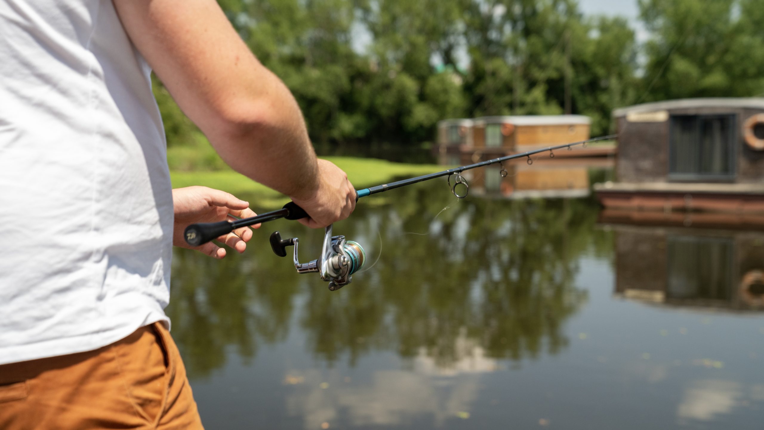 Chassenard_J2-106 Hébergement insolite en Auvergne : maison flottante au bord dun lac, pêcheur à lœuvre.
