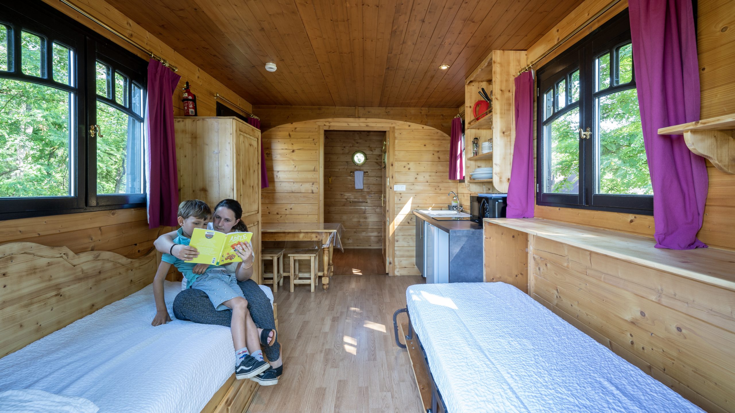 Chassenard_J2-13 Hébergement insolite en Auvergne : intérieur en bois chaleureux avec lits simples.