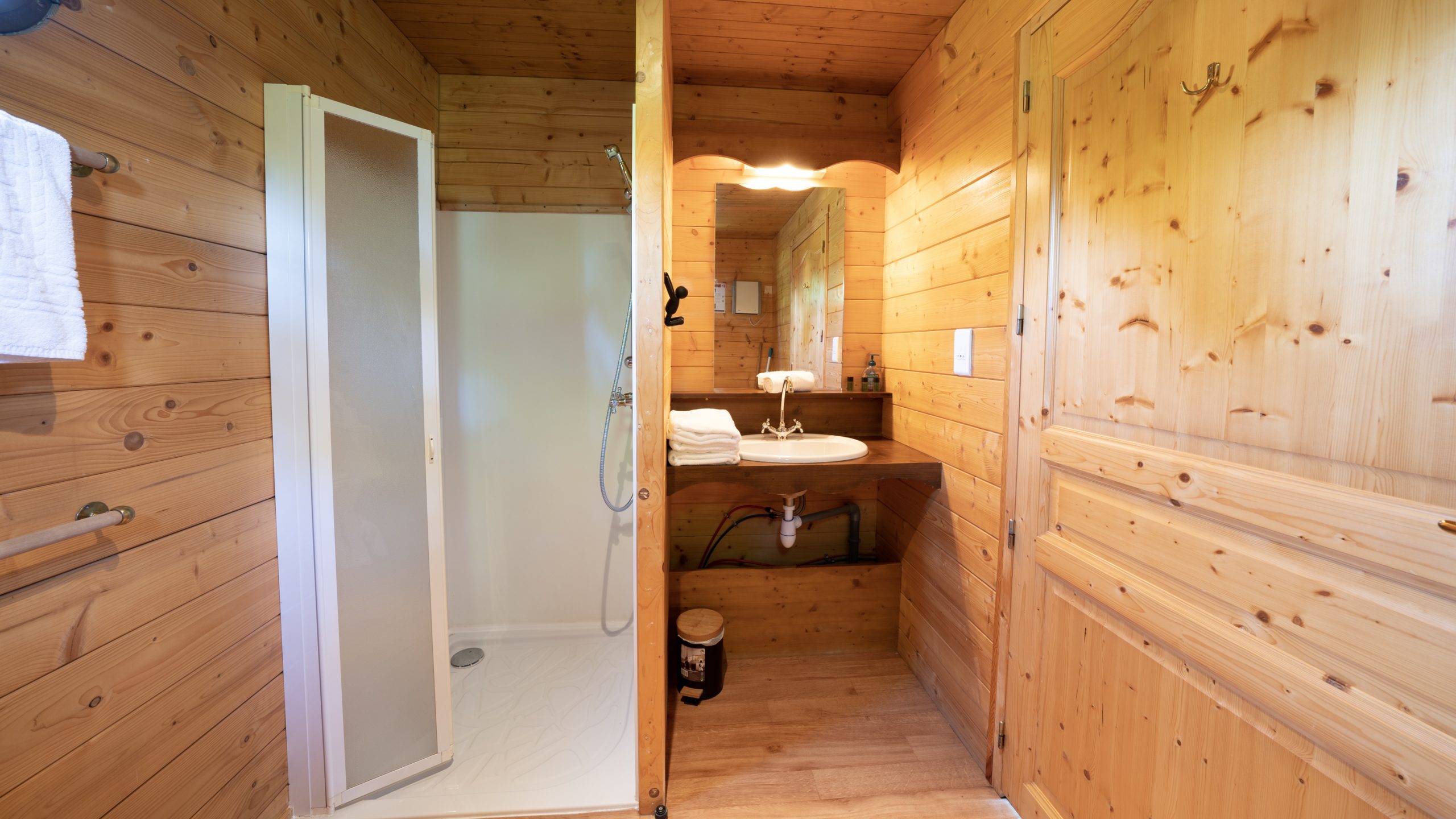 Chassenard_J2-16 Cabane en bois en Auvergne, avec salle de bain moderne et ambiance chaleureuse.