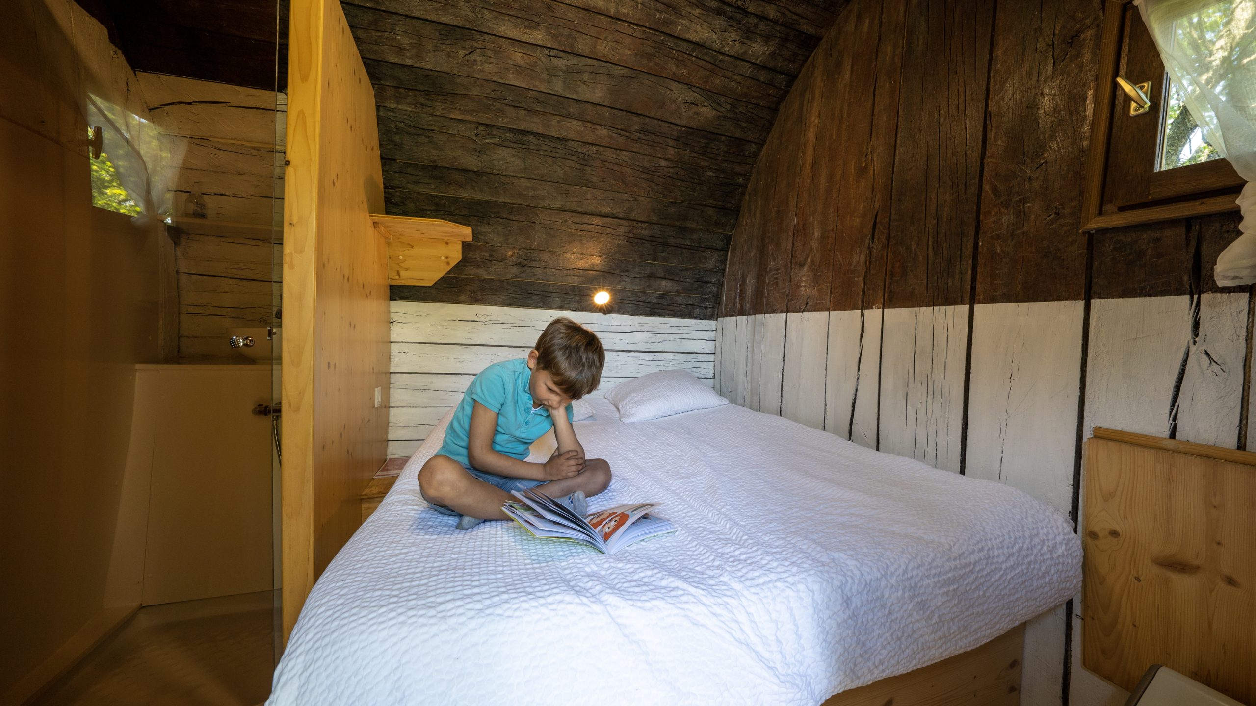 Chassenard_J2-3 Cabane en bois en Auvergne, un enfant lit sur un lit douillet.