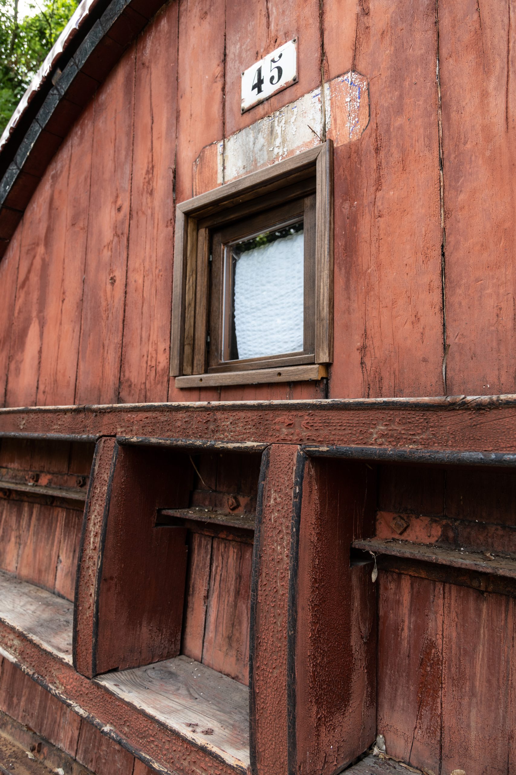 _DSC1229 Hébergement insolite en Auvergne : cabane en bois avec fenêtre rustique et numérotée.