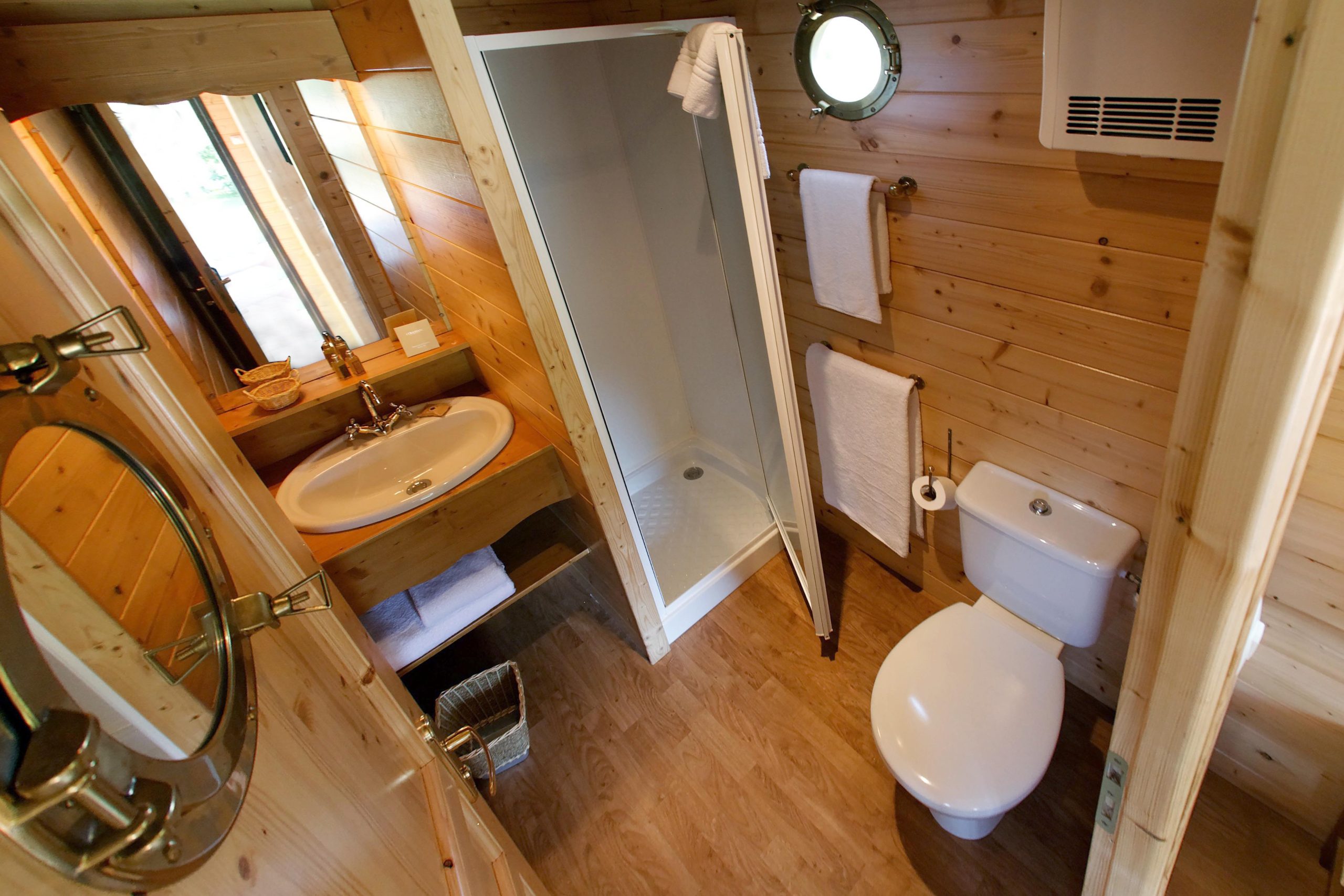 Divers_Slowmoov132 Cabane en bois en Auvergne avec salle de bain moderne et décor chaleureux.