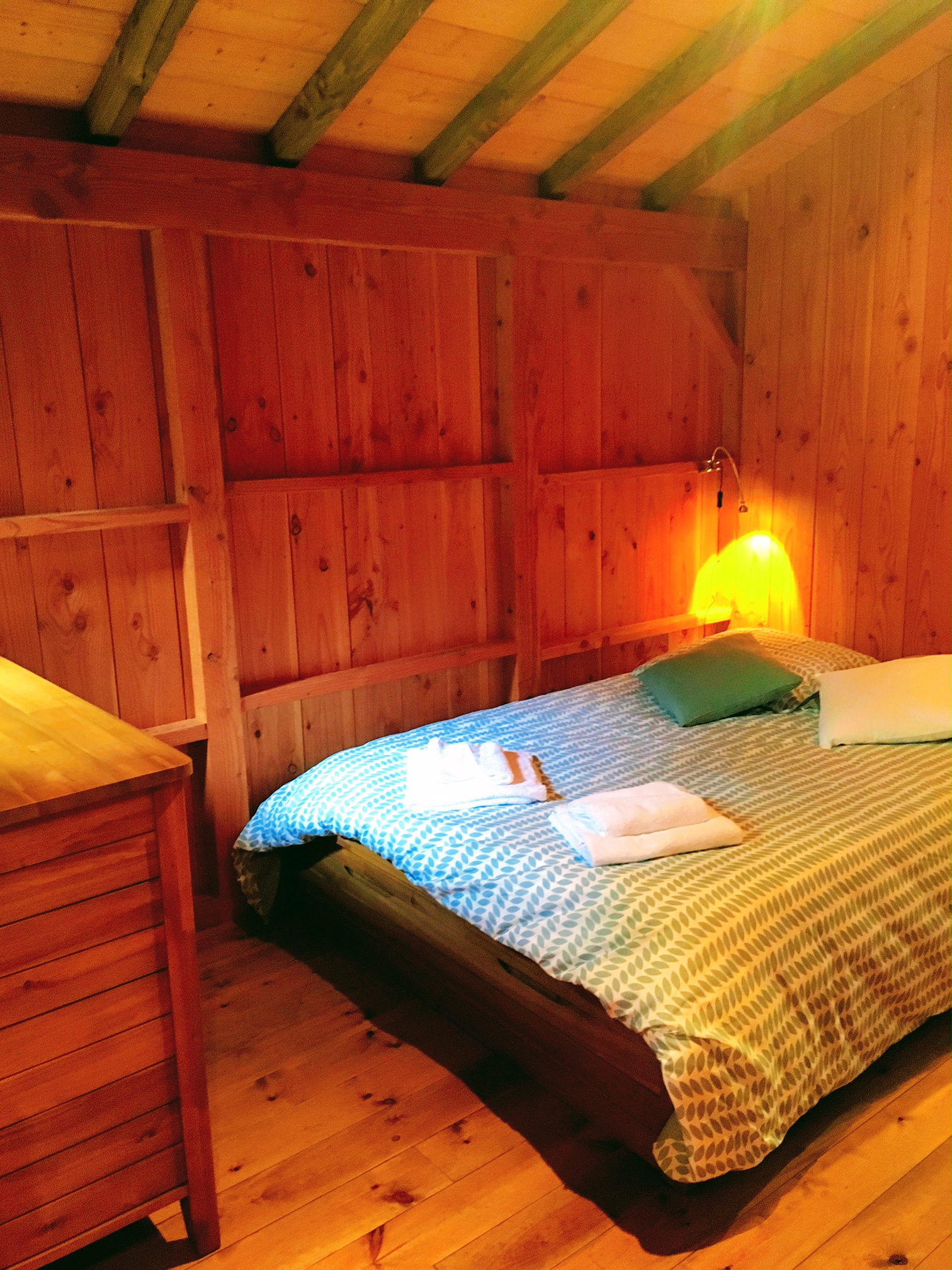 IMG_0572 Chalet en bois chaleureux avec lit douillet et lumière tamisée.