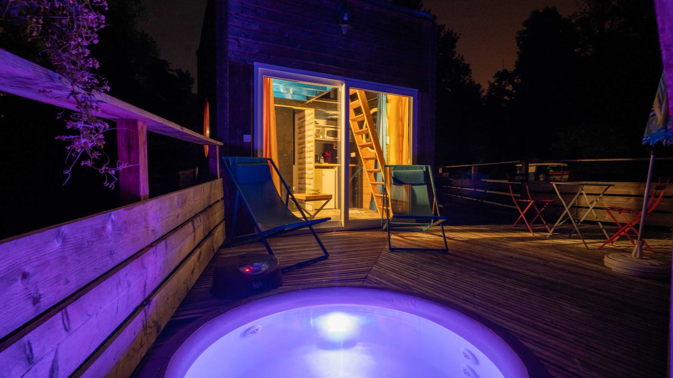 J5_6Champagne-180 Hébergement insolite à Champagne-Ardennes avec jacuzzi lumineux sur une terrasse en bois.
