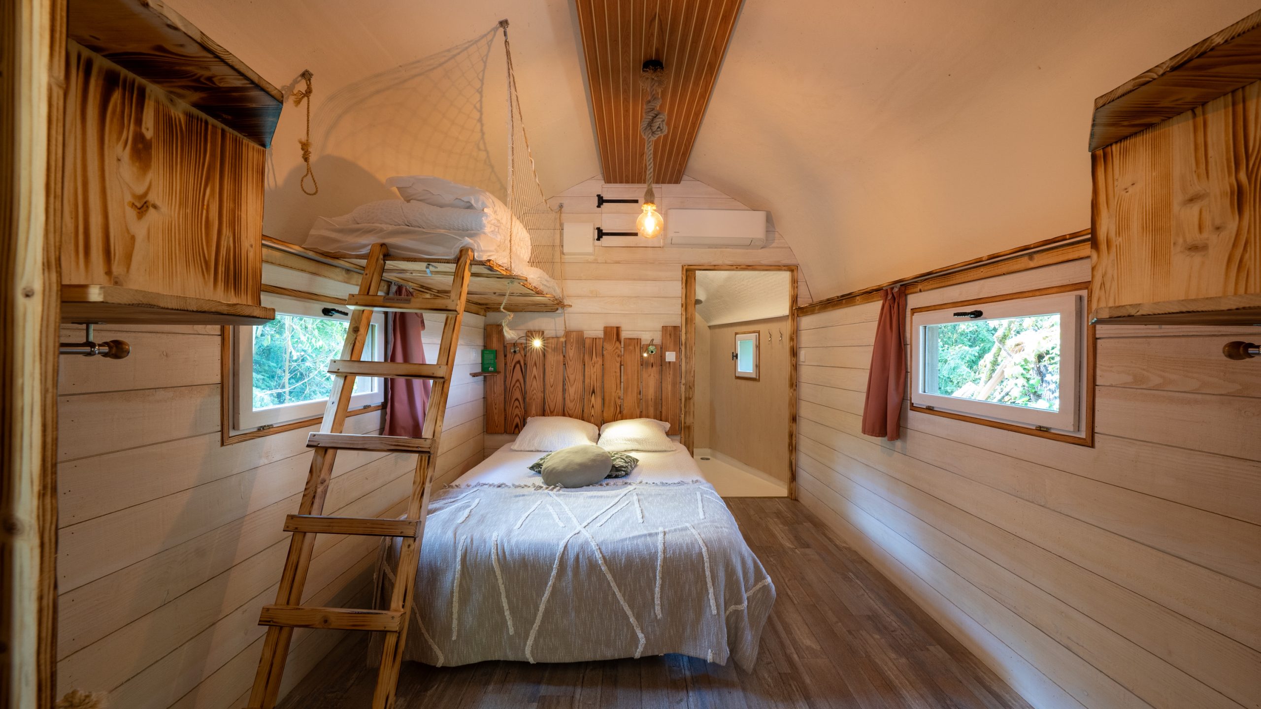 J5_6Champagne-2 Cabane en bois avec lit double, échelle et ambiance chaleureuse à Champagne-Ardennes.