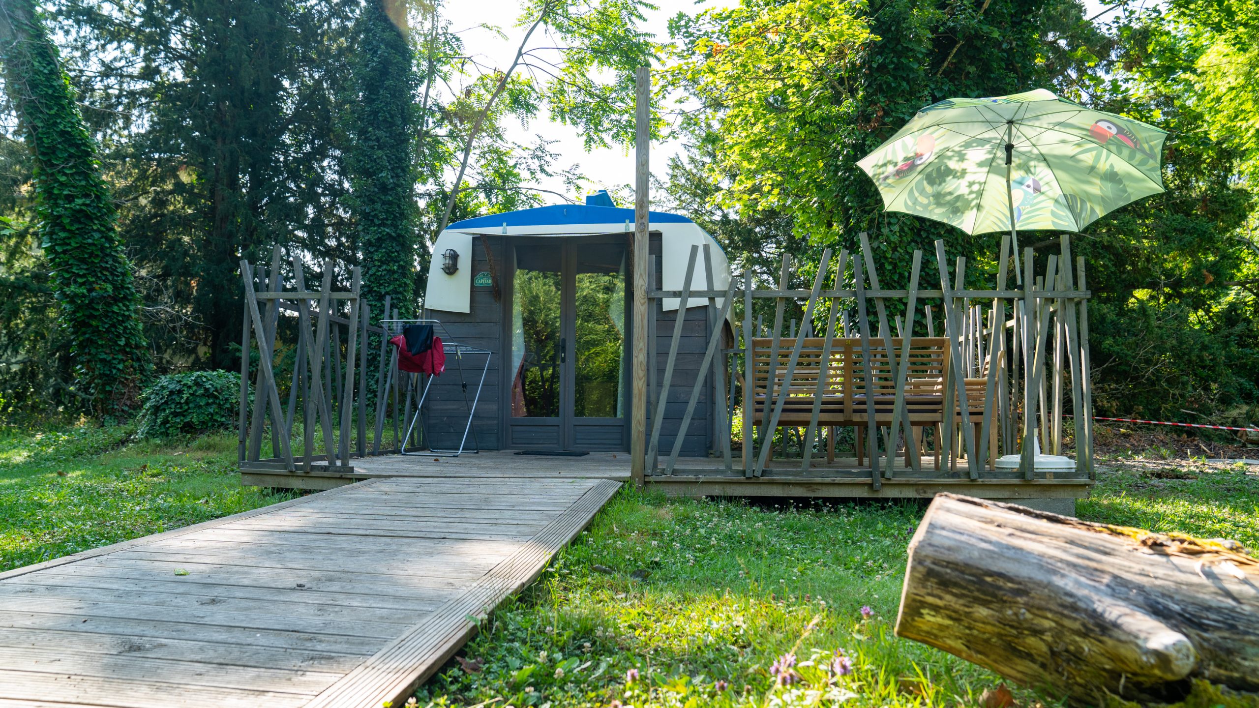 J5_6Champagne-218 Hébergement insolite en Champagne-Ardenne : une yourte avec terrasse et parasol.