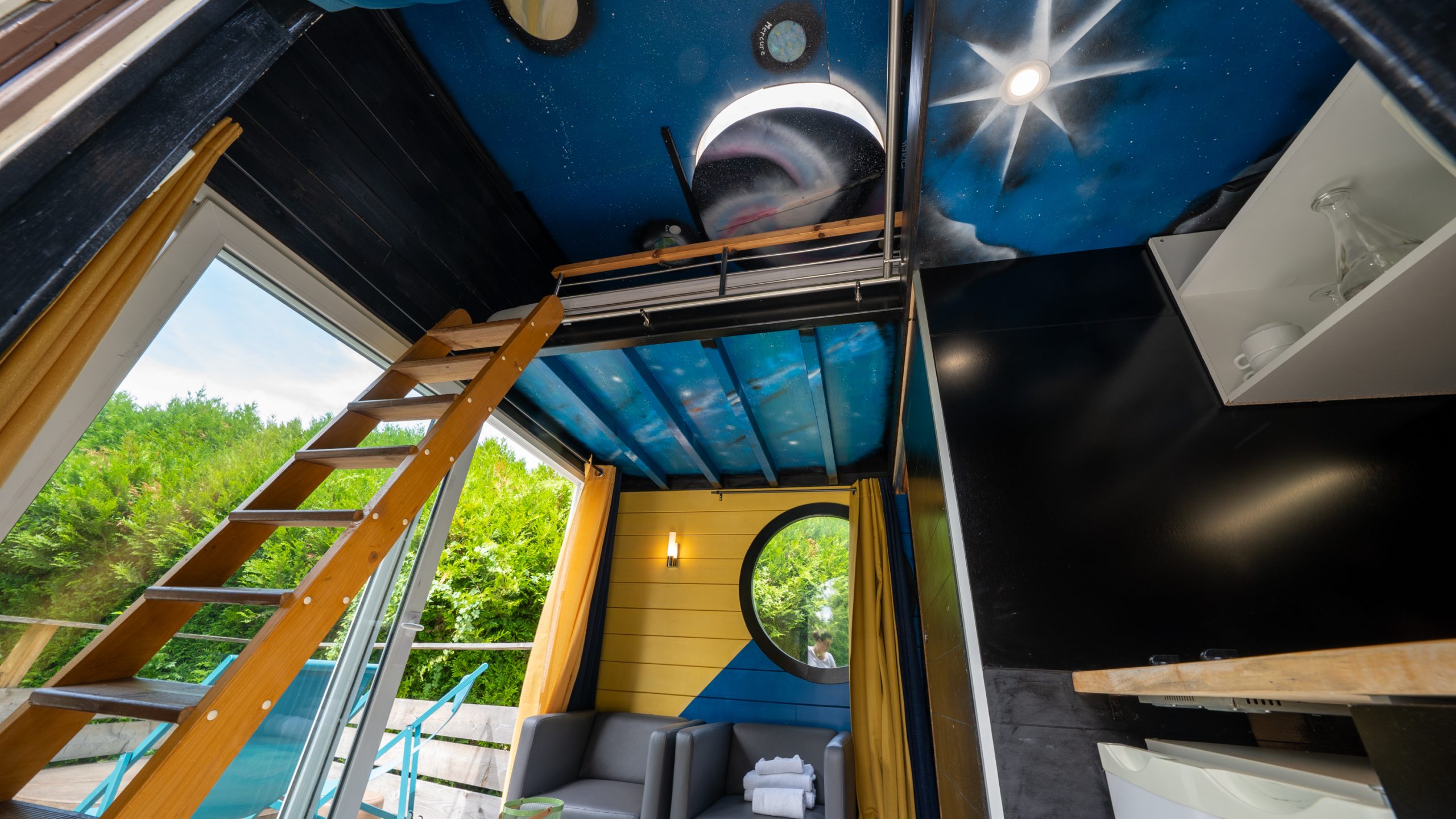 J5_6Champagne-28 Cabane perchée à Champagne-Ardenne, avec un plafond étoilé et un coin salon cosy.