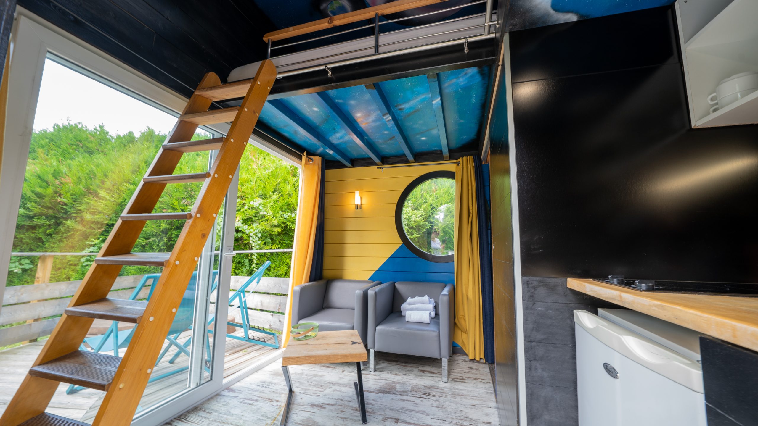 J5_6Champagne-30 Cabane moderne à Champagne-Ardenne, avec mezzanine et vue sur la nature.