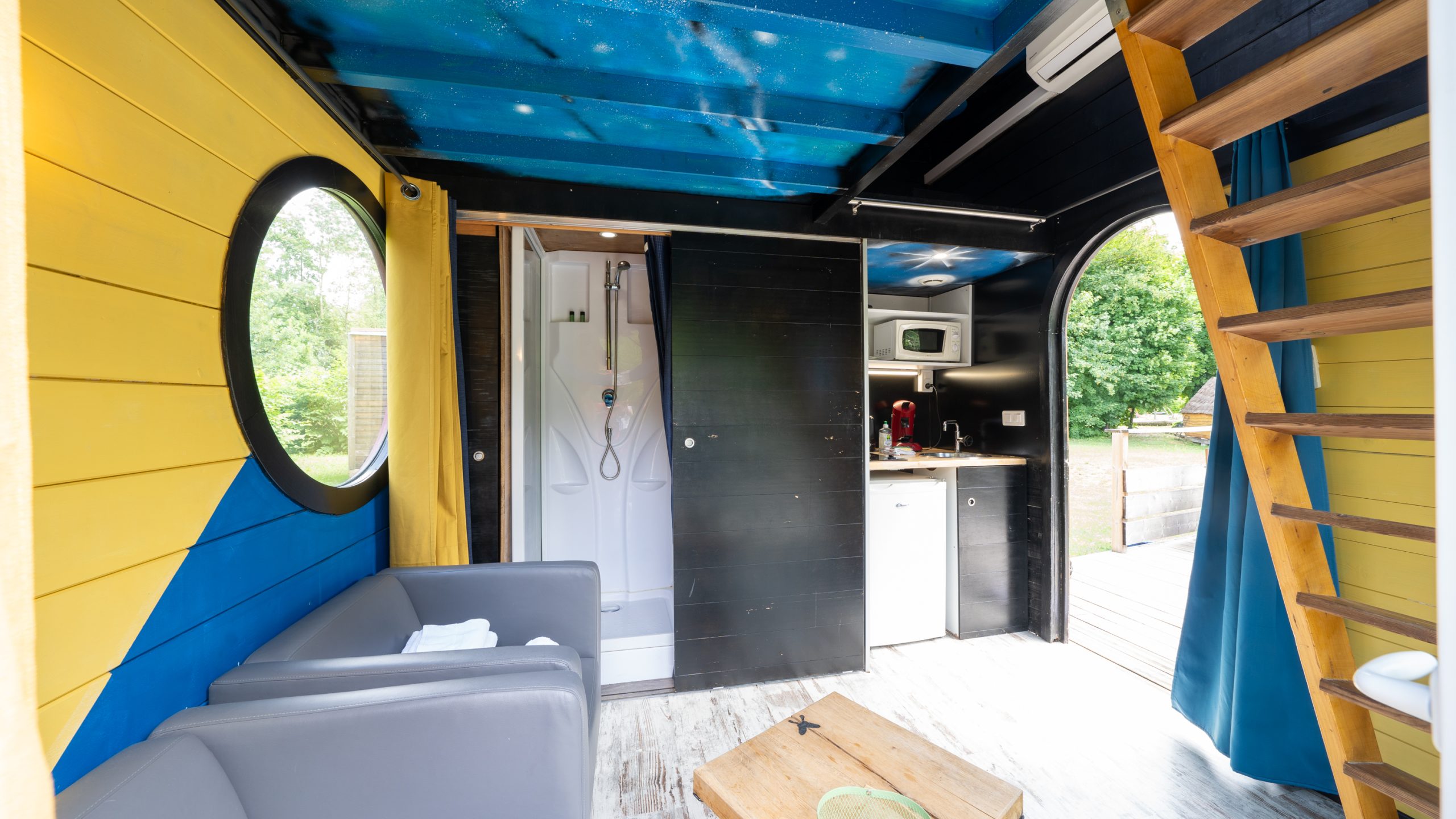 J5_6Champagne-33 Hébergement insolite à Champagne-Ardenne : cabane colorée avec coin cuisine et douche.