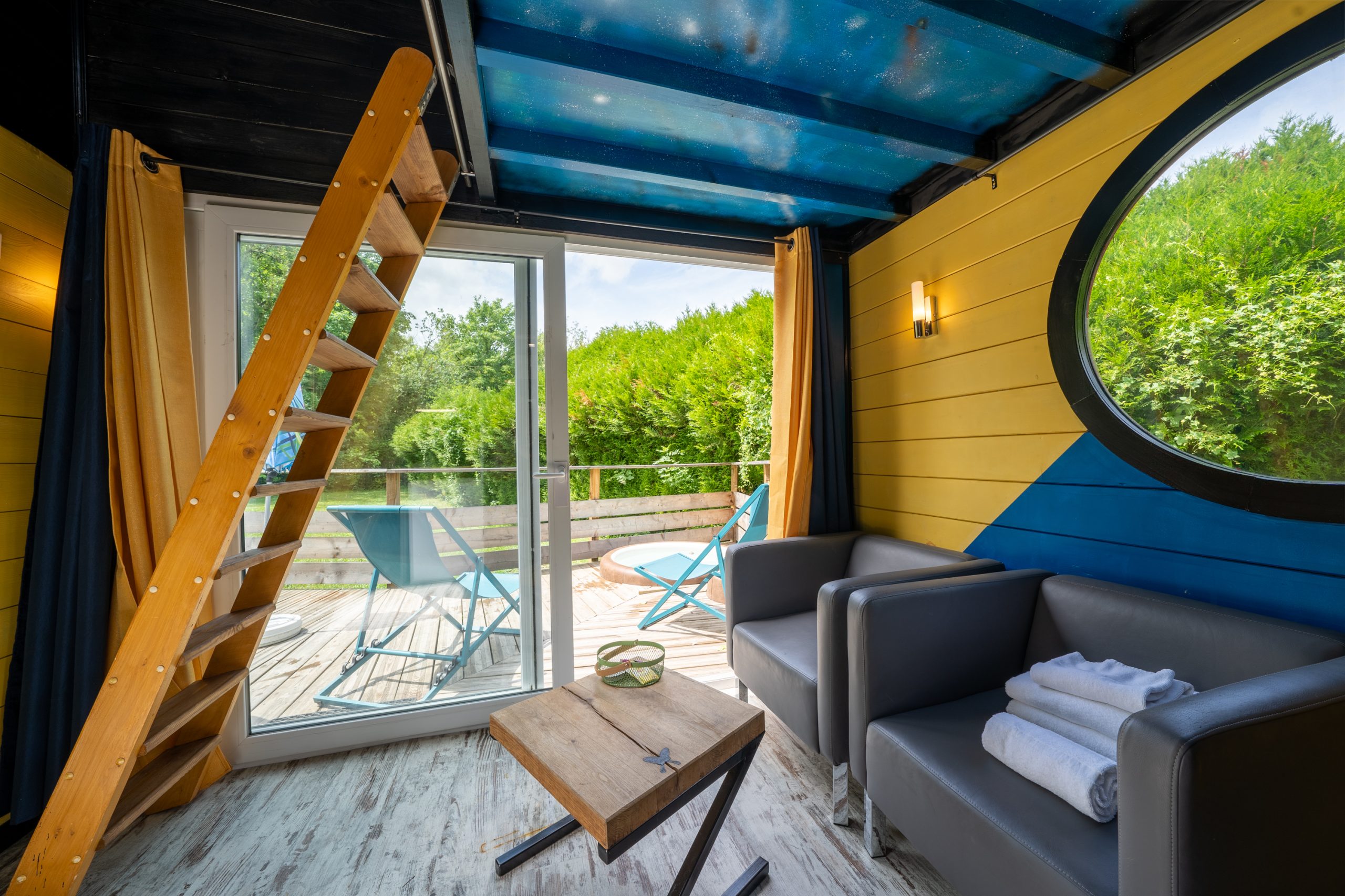 J5_6Champagne-35 Hébergement insolite en Champagne-Ardenne, avec un intérieur coloré et vue sur la nature.