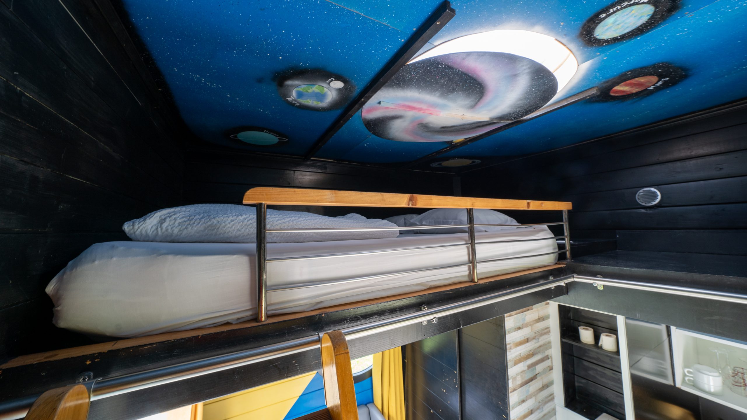 J5_6Champagne-38 Hébergement insolite en cabane avec un plafond étoilé et un lit en mezzanine.