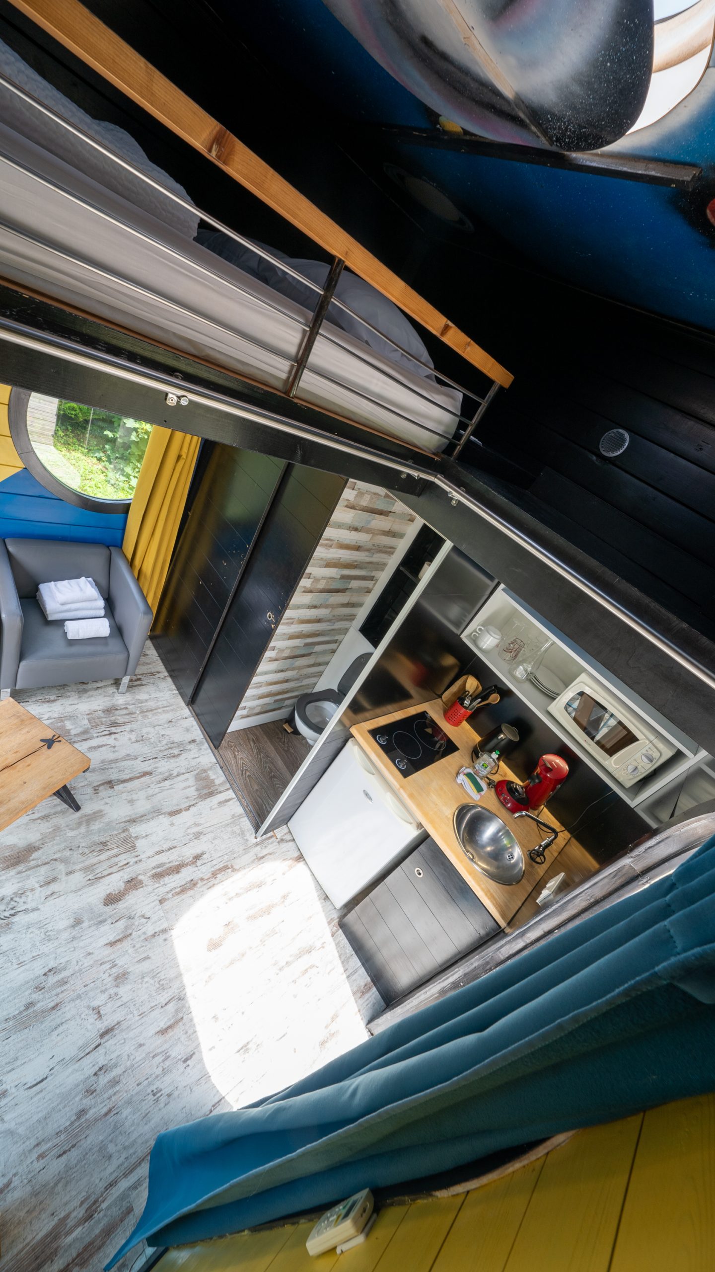 J5_6Champagne-39 Hébergement insolite en Champagne-Ardenne : intérieur moderne avec cuisine et mezzanine.