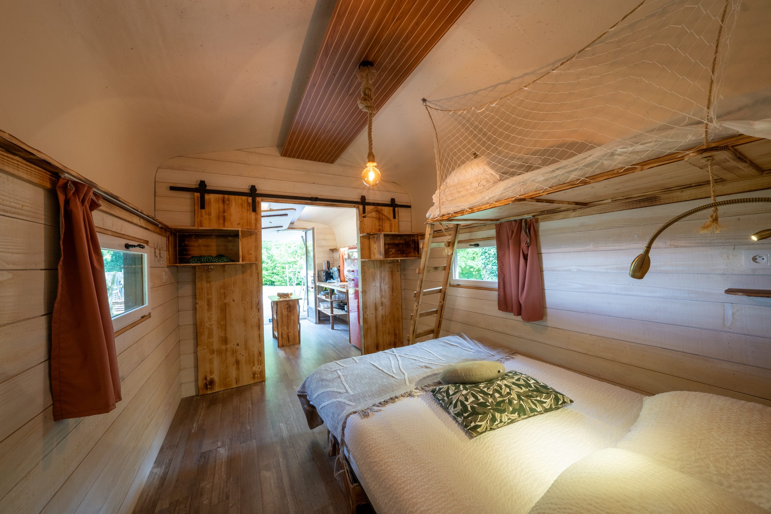 J5_6Champagne-4 Hébergement insolite en bois à Champagne-Ardenne, avec lit suspendu et décoration naturelle.