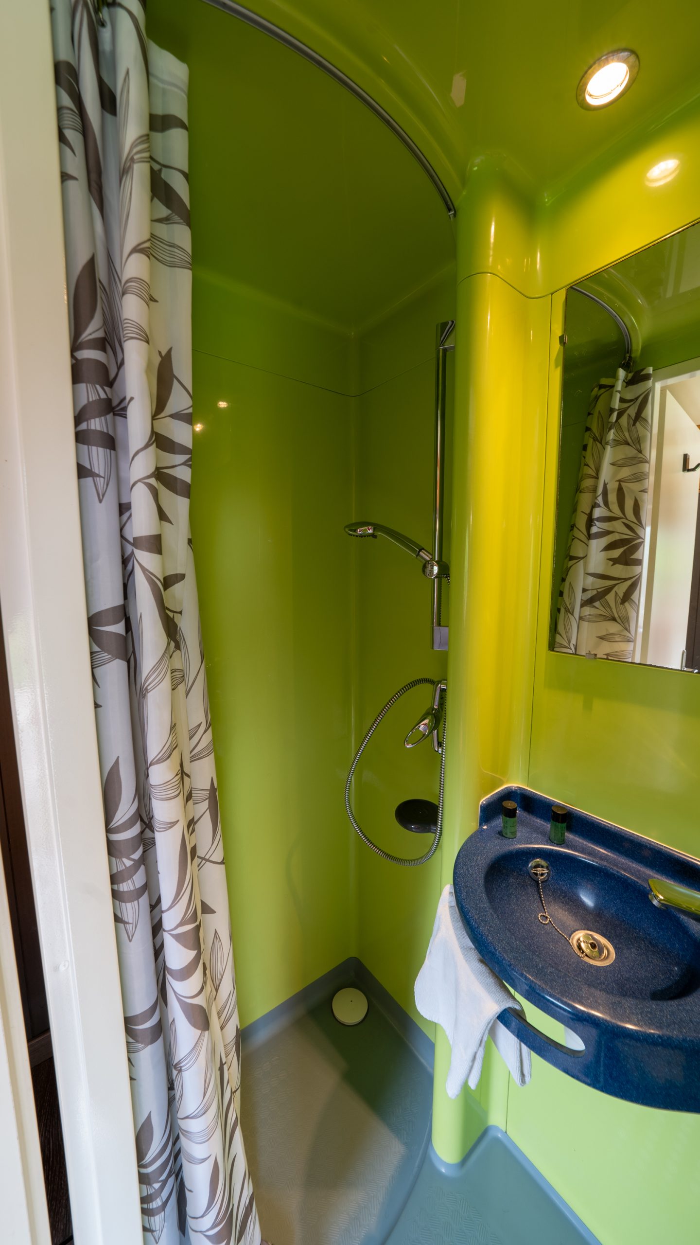 J5_6Champagne-48 Douche moderne dans un hébergement insolite à Champagne-Ardenne, ambiance colorée.