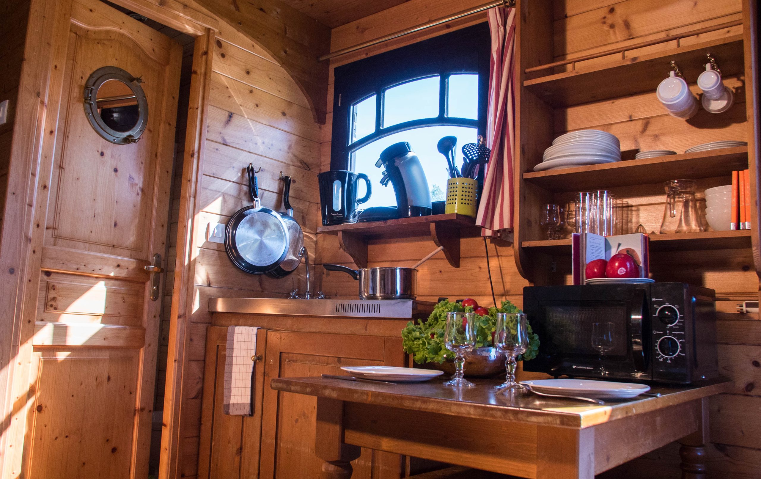 Village-42 Hébergement insolite en Auvergne : charmante cabane en bois avec cuisine équipée.