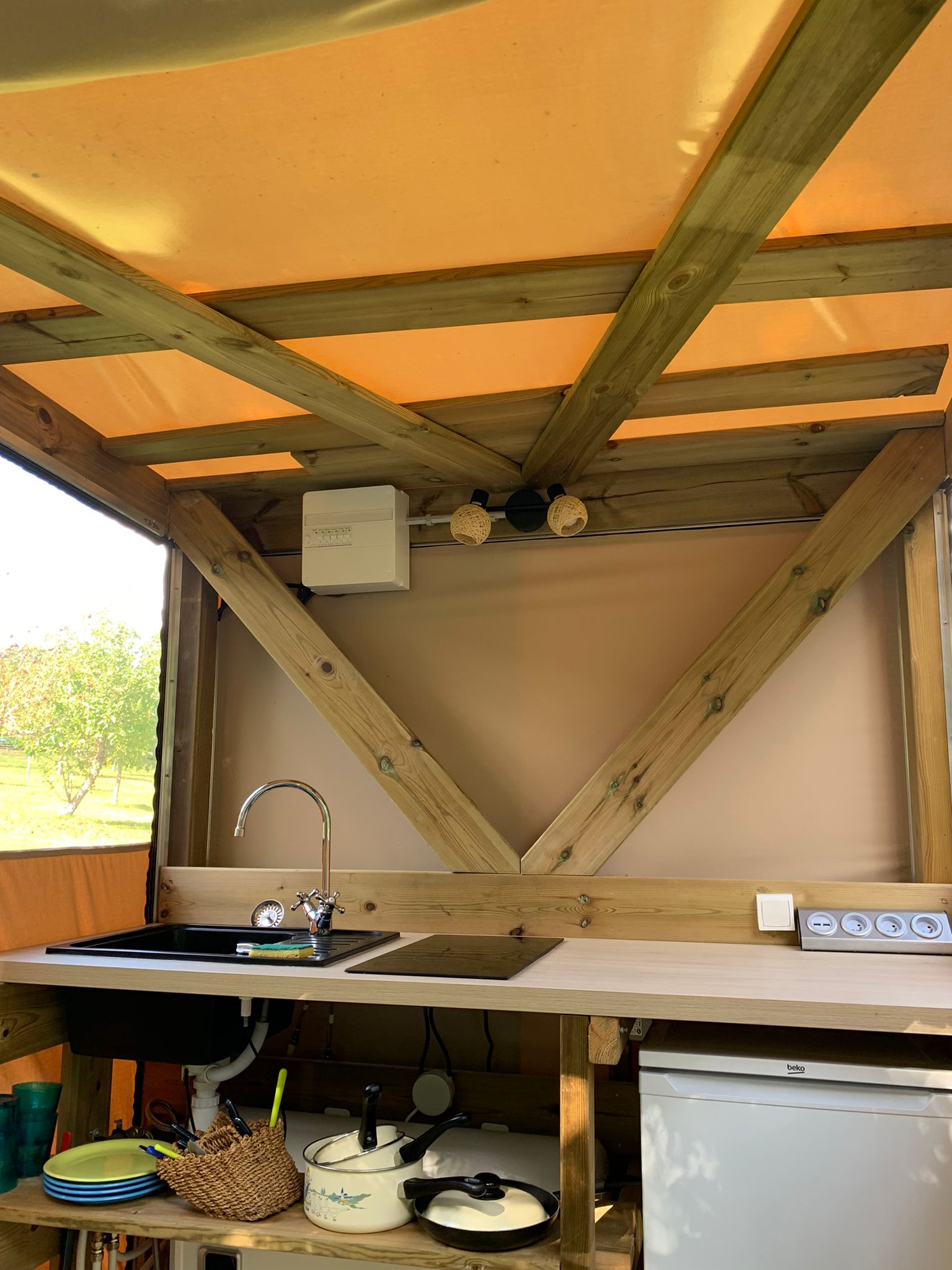 WhatsApp Image 2023-09-21 at 16.42.55 (1) Cuisine dun hébergement insolite en bois à Limousin, avec éclairage chaleureux.