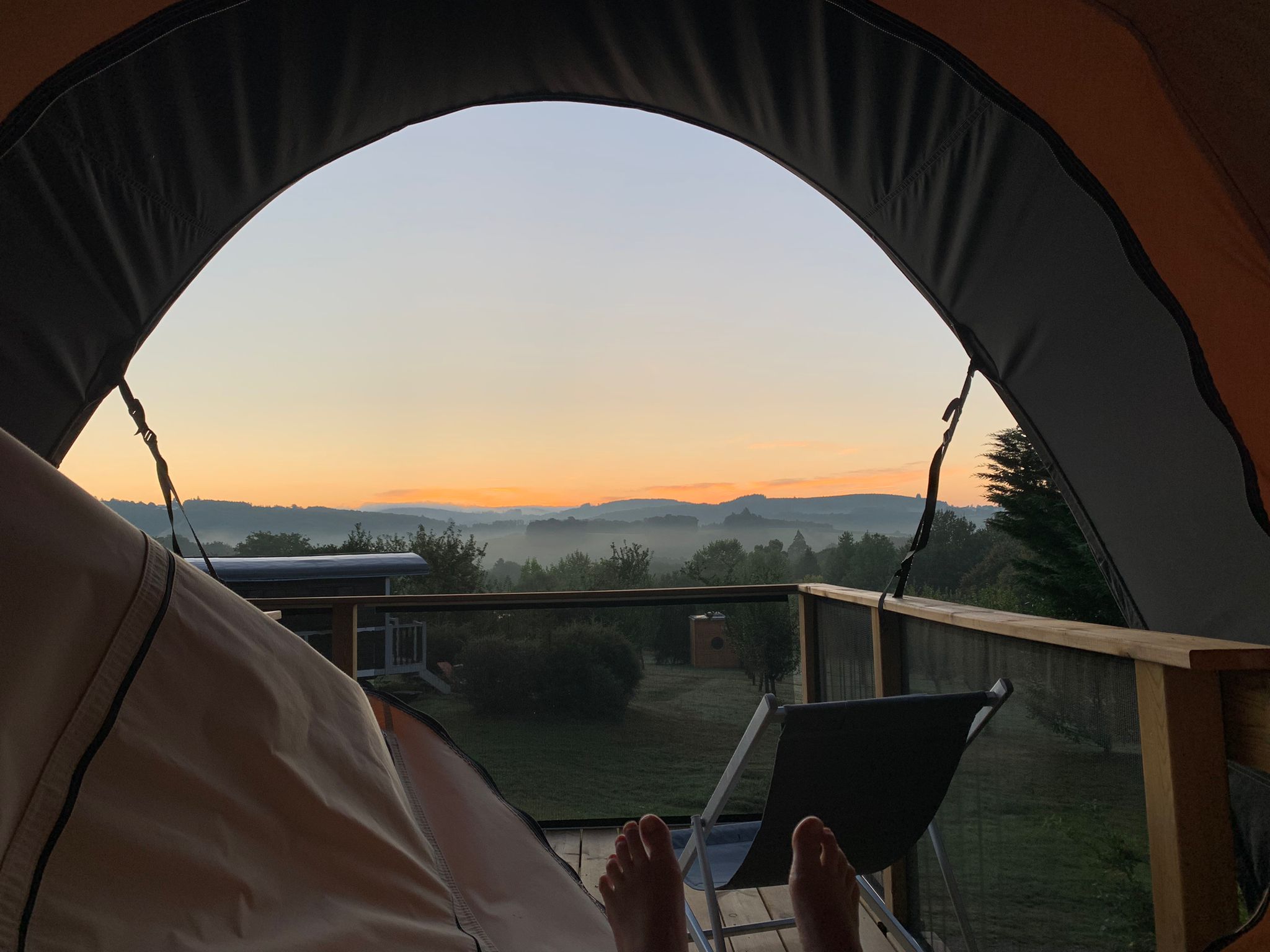 WhatsApp Image 2023-09-21 at 16.42.59 Tente suspendue à Limousin, vue panoramique sur le lever du soleil et la nature.