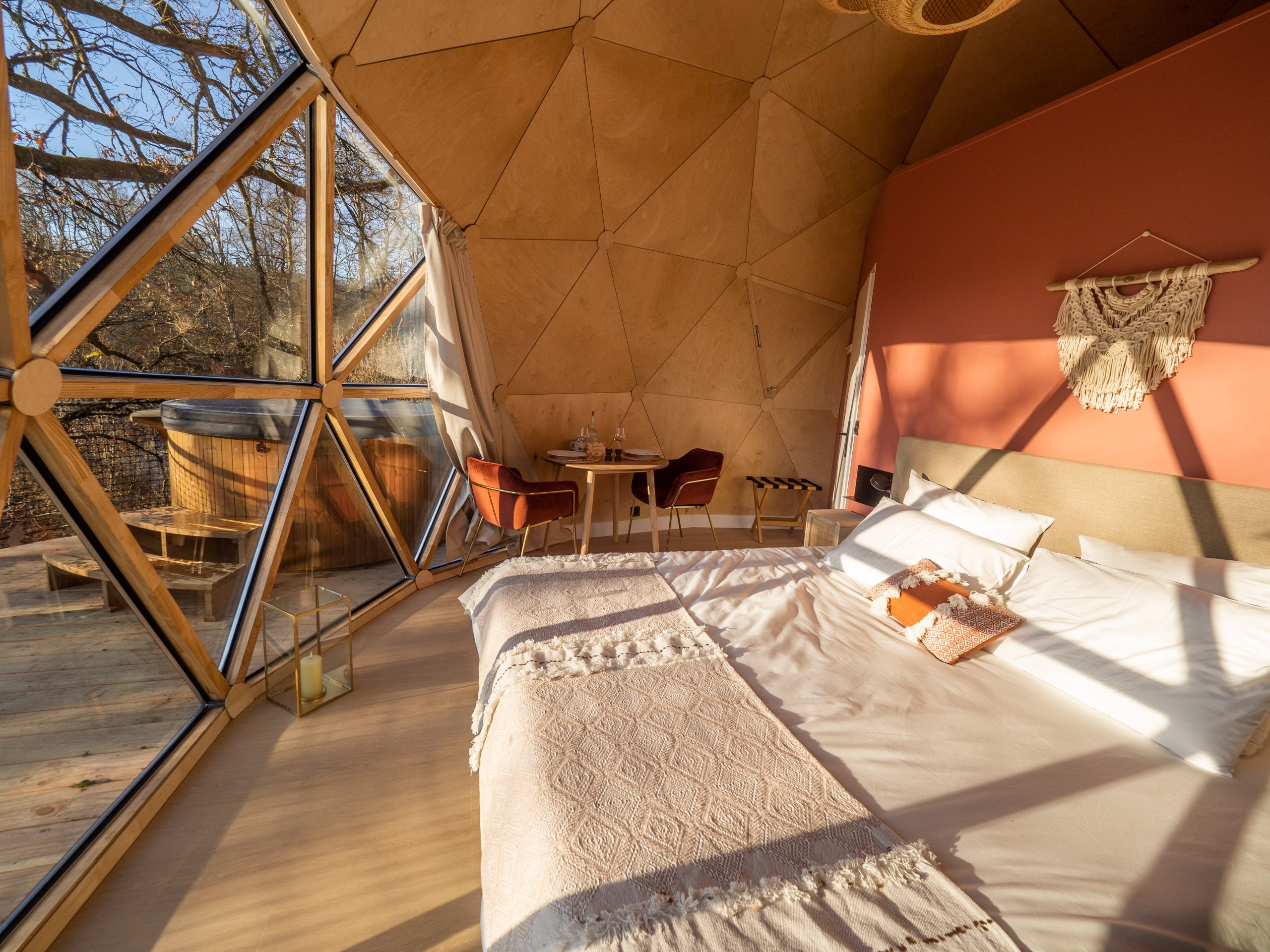 P2090073 Dôme géodésique en Auvergne, intérieur lumineux avec vue sur la nature et baignoire extérieure.