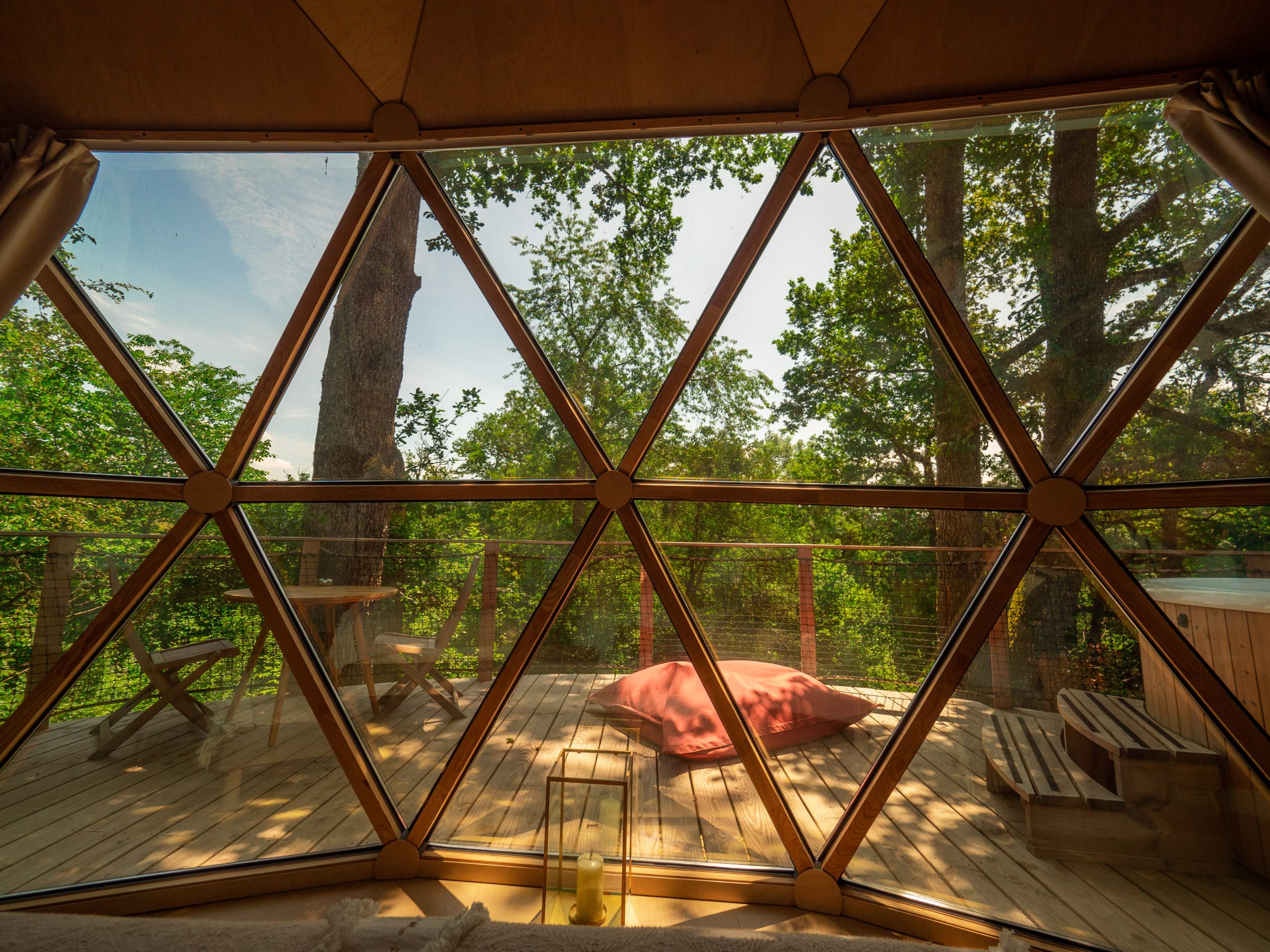 P6190019 Dôme en bois avec vue sur la nature, terrasse en bois et coin détente.