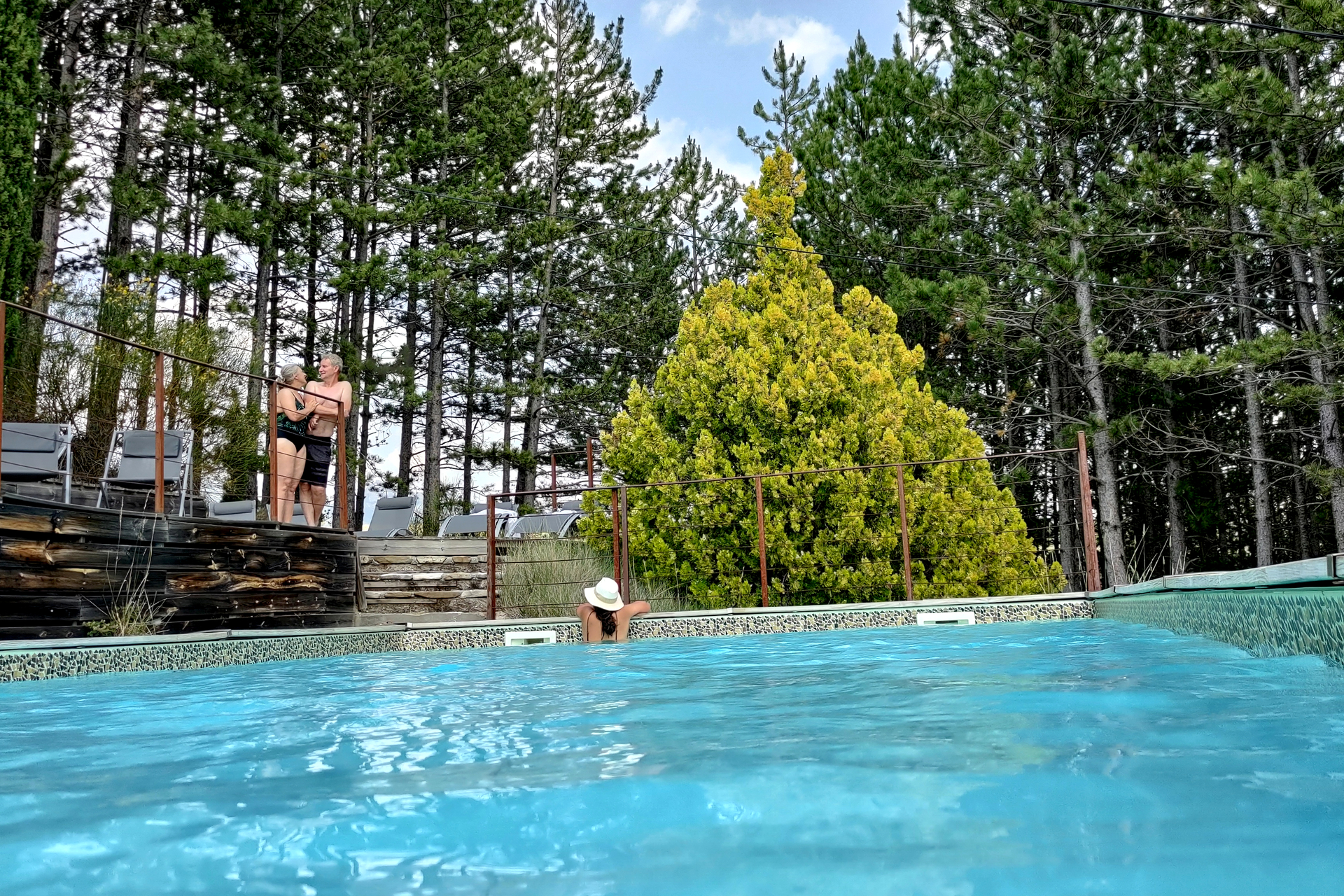©Terre desBaronnies-cabane-Piscine-Alpes et Provence Hébergement insolite en Provence-Alpes-Côte dAzur avec piscine et forêt verdoyante.