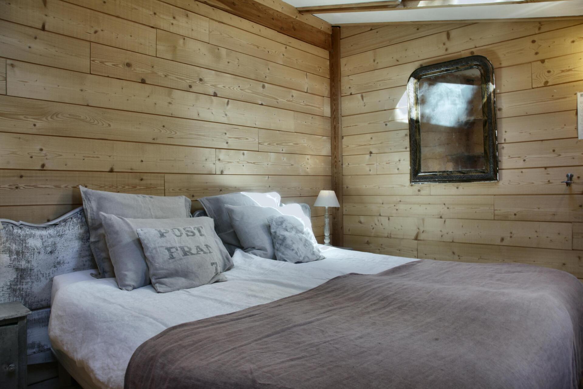 ©TerredesBaronnies-Cabane Pégase-Chambre-Alpes Chalet en bois chaleureux avec lit douillet et décor rustique en Provence-Alpes-Côte dAzur.