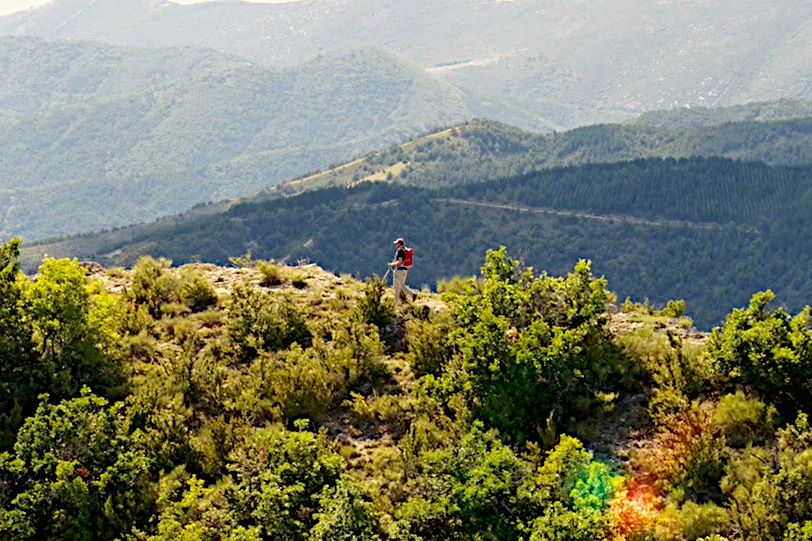 ©TerredesBaronnies-Ecolodge-Randonnée Hébergement insolite en pleine nature, avec vue panoramique sur les montagnes verdoyantes.