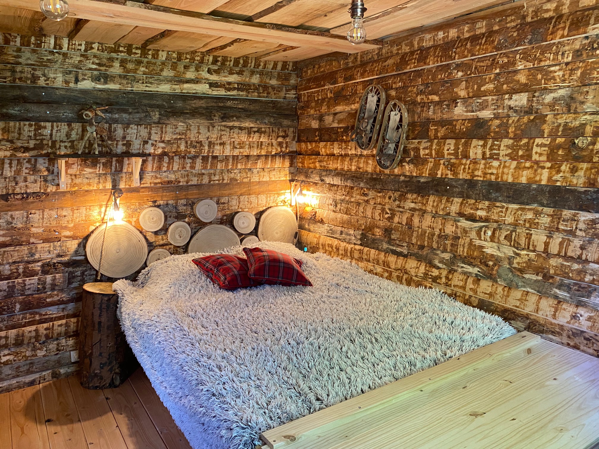 IMG_8678+ Chalet en bois chaleureux avec lit douillet et décor rustique en Auvergne-Rhône-Alpes.