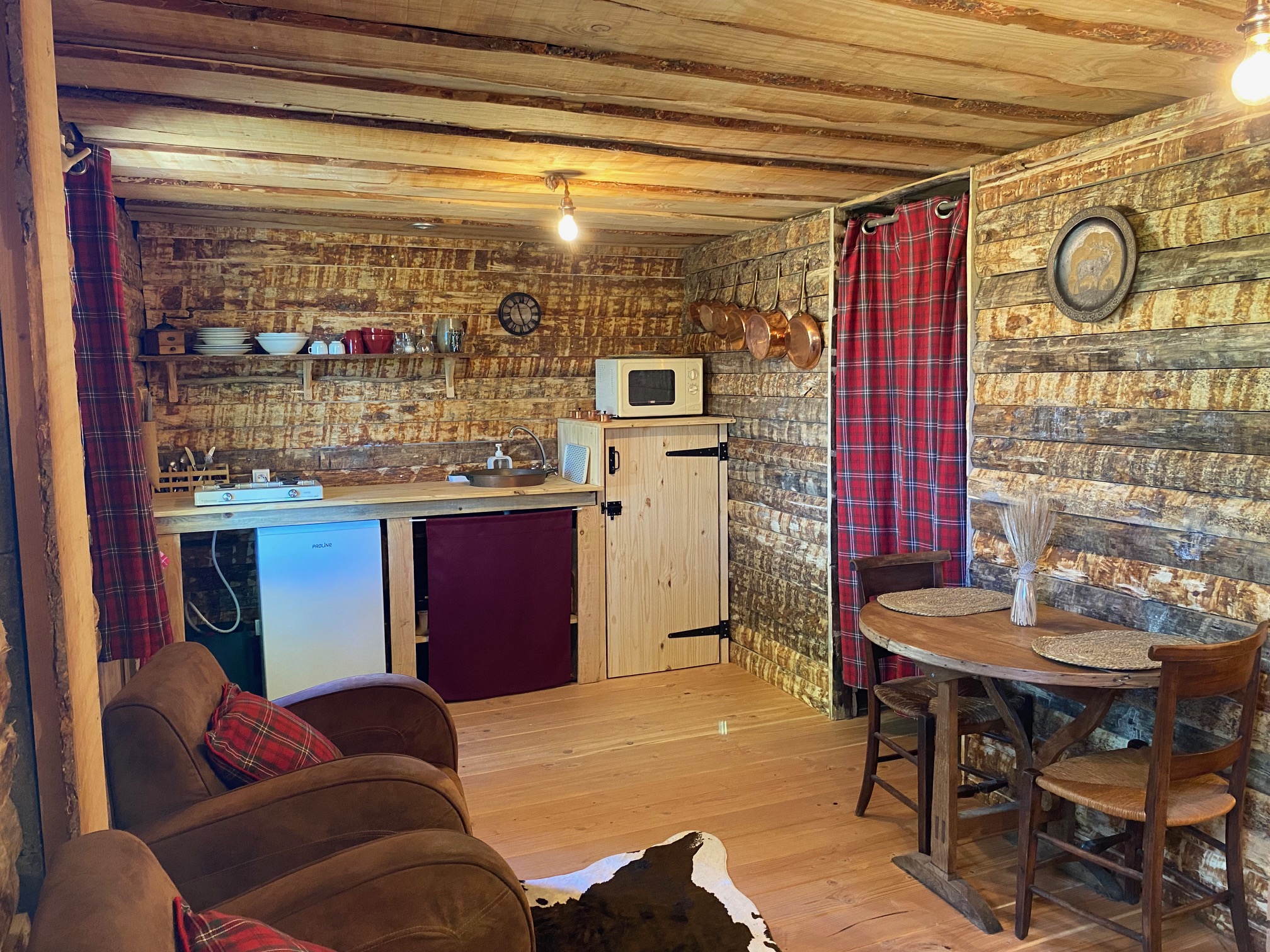 IMG_8686+ Cabane en bois cosy avec cuisine équipée et décoration rustique en Auvergne-Rhône-Alpes.