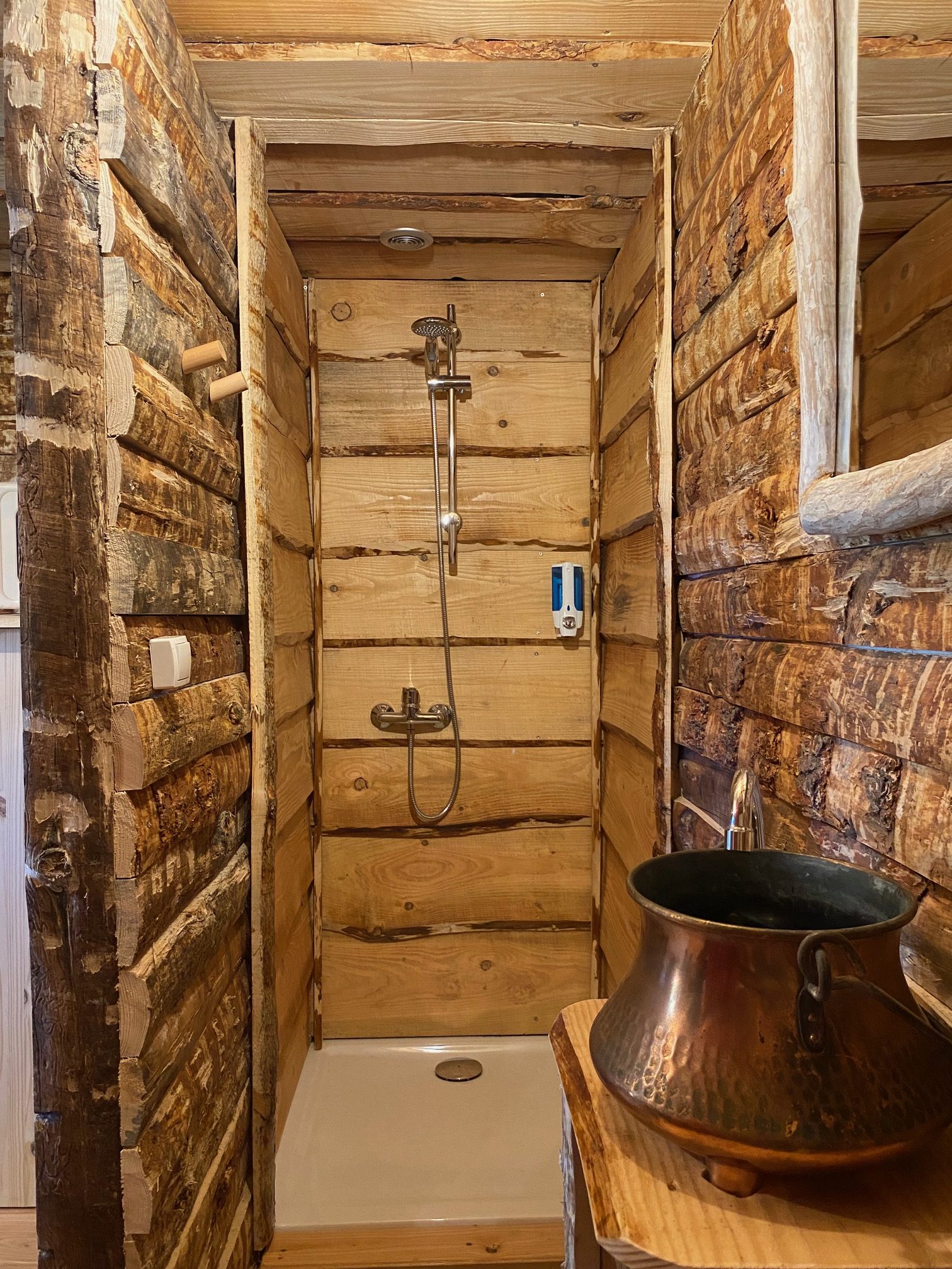 IMG_8691+ Douche en bois dans un hébergement insolite en Auvergne-Rhône-Alpes. Ambiance chaleureuse.