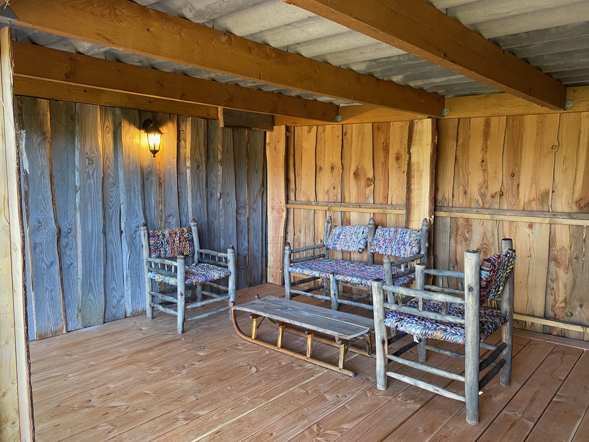 IMG_8698+ Hébergement insolite en Auvergne-Rhône-Alpes, salon en bois avec fauteuils colorés.