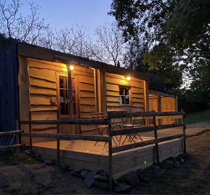 IMG_8731+ Cabane en bois éclairée, offrant une terrasse accueillante au cœur de lAuvergne.