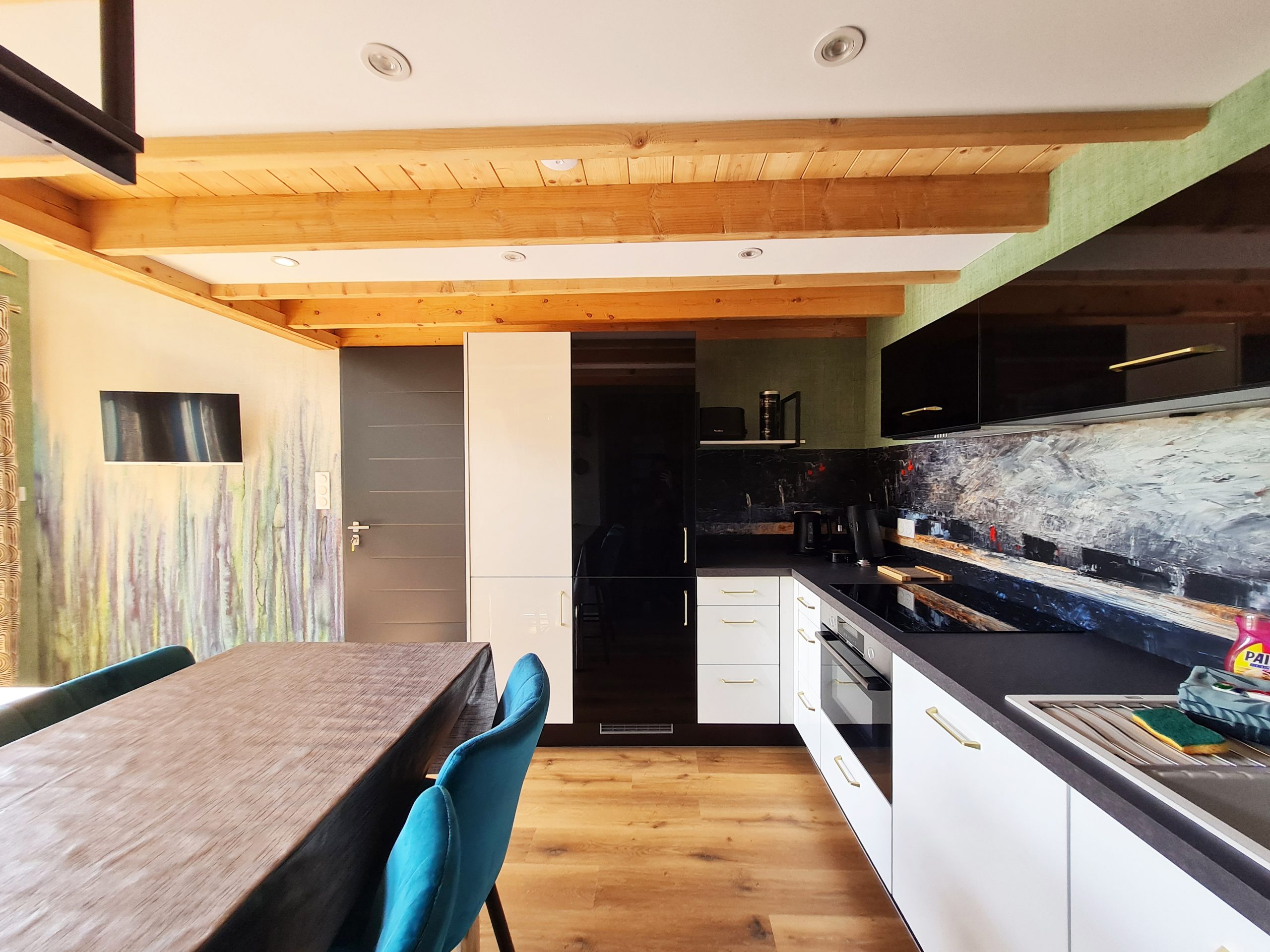 cuisine Hébergement insolite en Bourgogne-Franche-Comté, cuisine moderne avec poutres en bois.