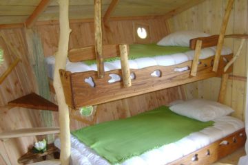 -les-roseaux-1- Cabane en bois avec lits superposés, décorée de touches naturelles et chaleureuses.