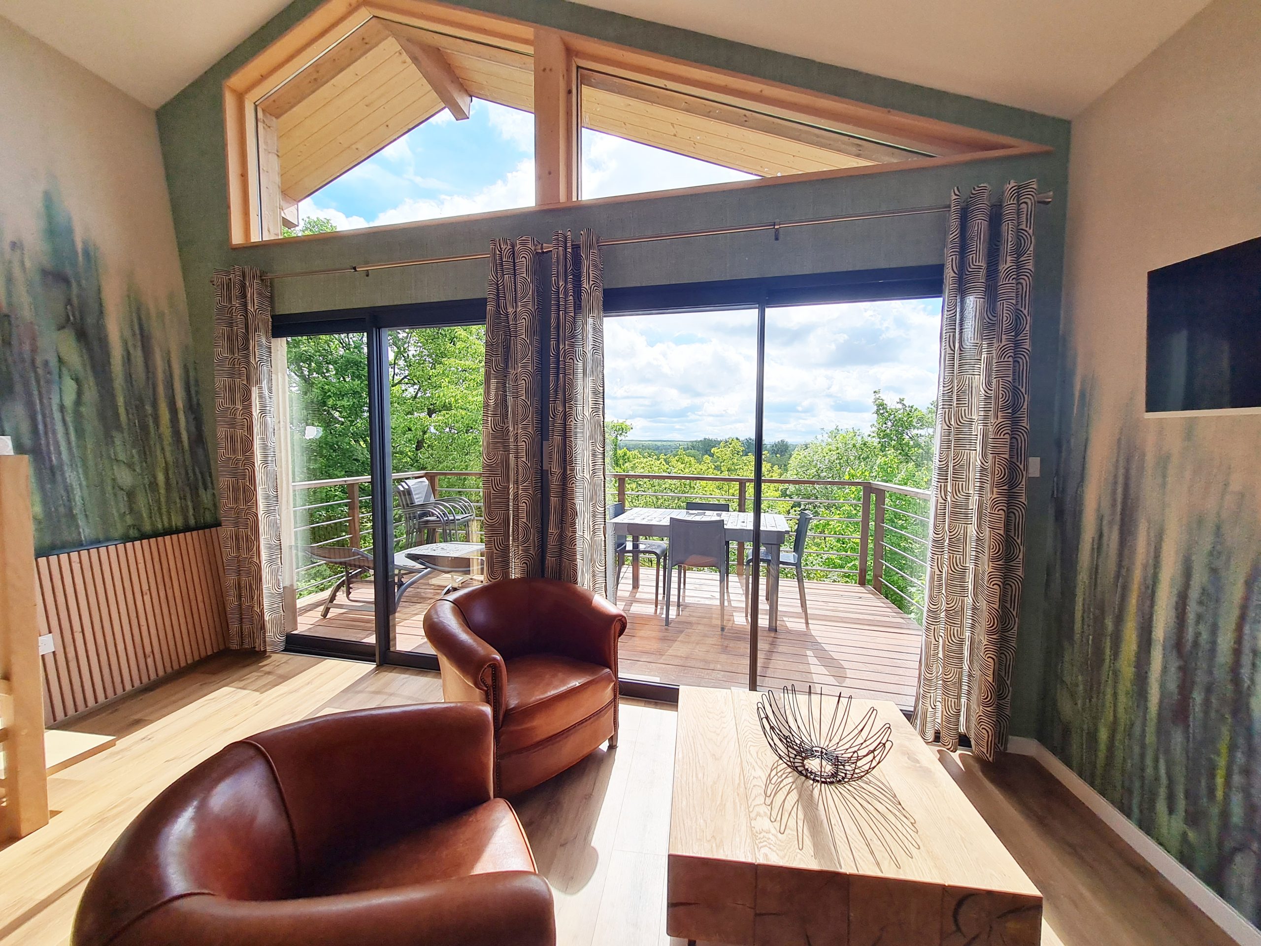 piece-de-vie-2 Hébergement insolite en Bourgogne-Franche-Comté, avec vue sur la nature depuis le salon.