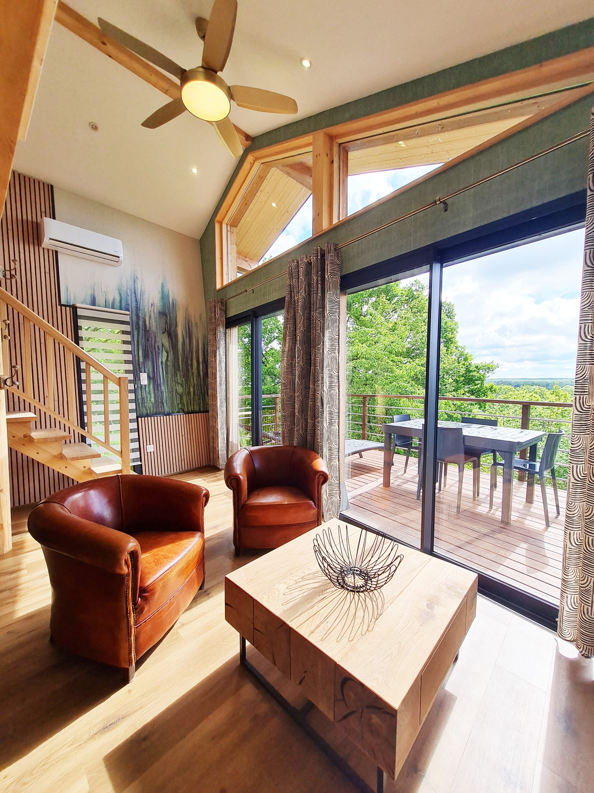 piece-de-vie-3 Hébergement insolite en Bourgogne-Franche-Comté, avec salon lumineux et vue sur la nature.
